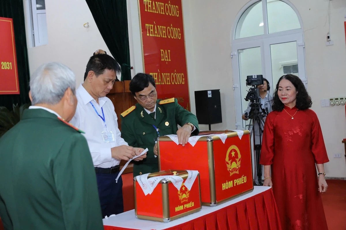 Tổ bầu cử kiểm tra và niêm phong hòm phiếu dưới sự chứng kiến, giám sát của cử tri theo đúng quy định của pháp luật. Tổ bầu cử kiểm tra và niêm phong hòm phiếu dưới sự chứng kiến, giám sát của cử tri theo đúng quy định của pháp luật.