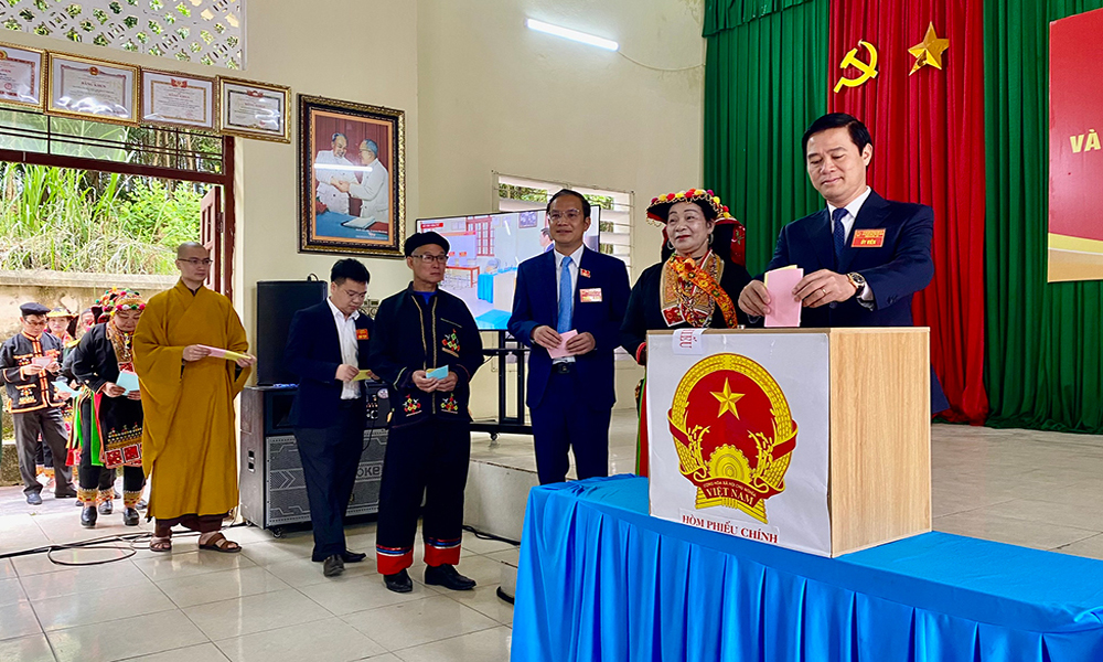 Đồng chí Lê Xuân Lợi, Ủy viên Ban Thường vụ Tỉnh ủy, Phó Chủ tịch UBND tỉnh và các cử tri bầu cử tại Tổ bầu cử số 12 thôn Mậu, xã Tây Yên Tử. Đồng chí Lê Xuân Lợi, Ủy viên Ban Thường vụ Tỉnh ủy, Phó Chủ tịch UBND tỉnh và các cử tri bầu cử tại Tổ bầu cử số 12 thôn Mậu, xã Tây Yên Tử.