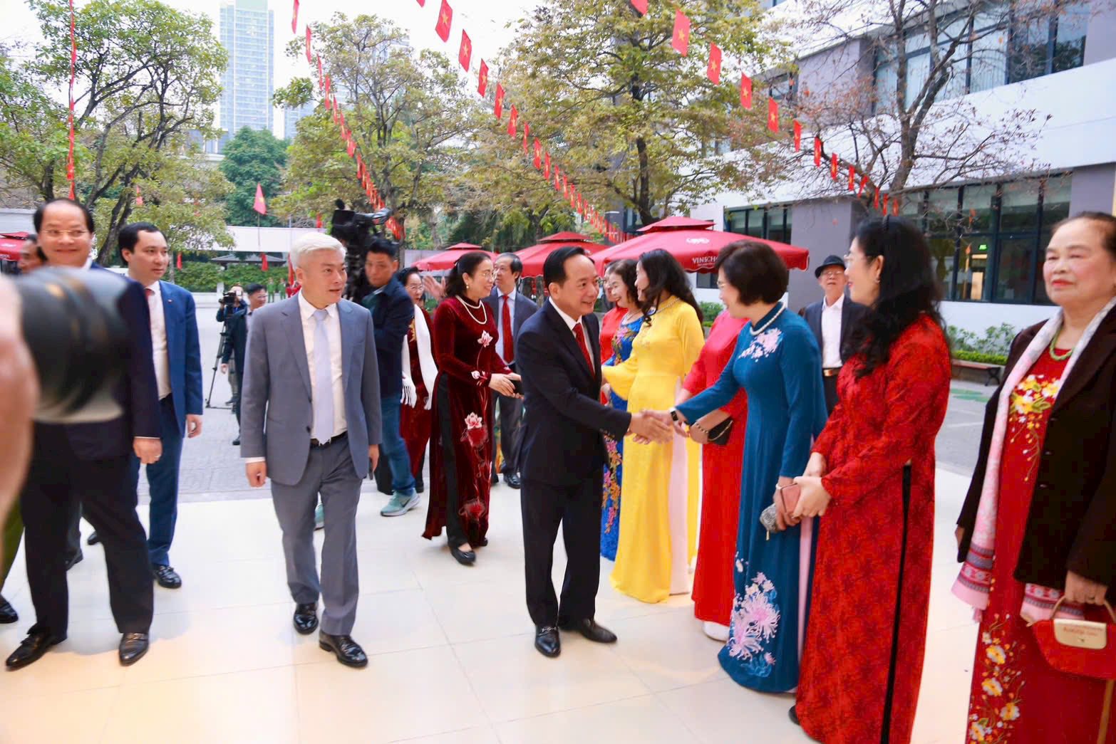 Đoàn lãnh đạo và đại biểu Trung ương, Thành phố Hà Nội đến thăm, động viên và kiểm tra công tác tổ chức bầu cử tại khu vực bỏ phiếu phường Đại Mỗ. Đoàn lãnh đạo và đại biểu Trung ương, Thành phố Hà Nội đến thăm, động viên và kiểm tra công tác tổ chức bầu cử tại khu vực bỏ phiếu phường Đại Mỗ.