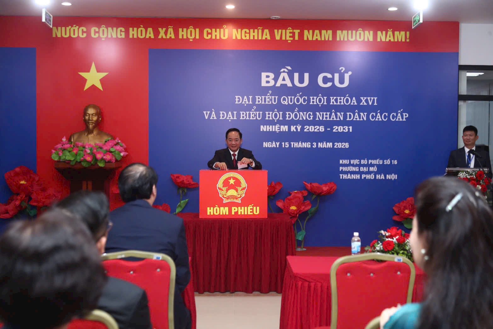 Lãnh đạo và cử tri thực hiện nghi thức bỏ phiếu tại khu vực bỏ phiếu trên địa bàn phường Đại Mỗ trong cuộc bầu cử đại biểu Quốc hội khóa XVI và đại biểu Hội đồng nhân dân các cấp nhiệm kỳ 2026 – 2031. Lãnh đạo và cử tri thực hiện nghi thức bỏ phiếu tại khu vực bỏ phiếu trên địa bàn phường Đại Mỗ trong cuộc bầu cử đại biểu Quốc hội khóa XVI và đại biểu Hội đồng nhân dân các cấp nhiệm kỳ 2026 – 2031.