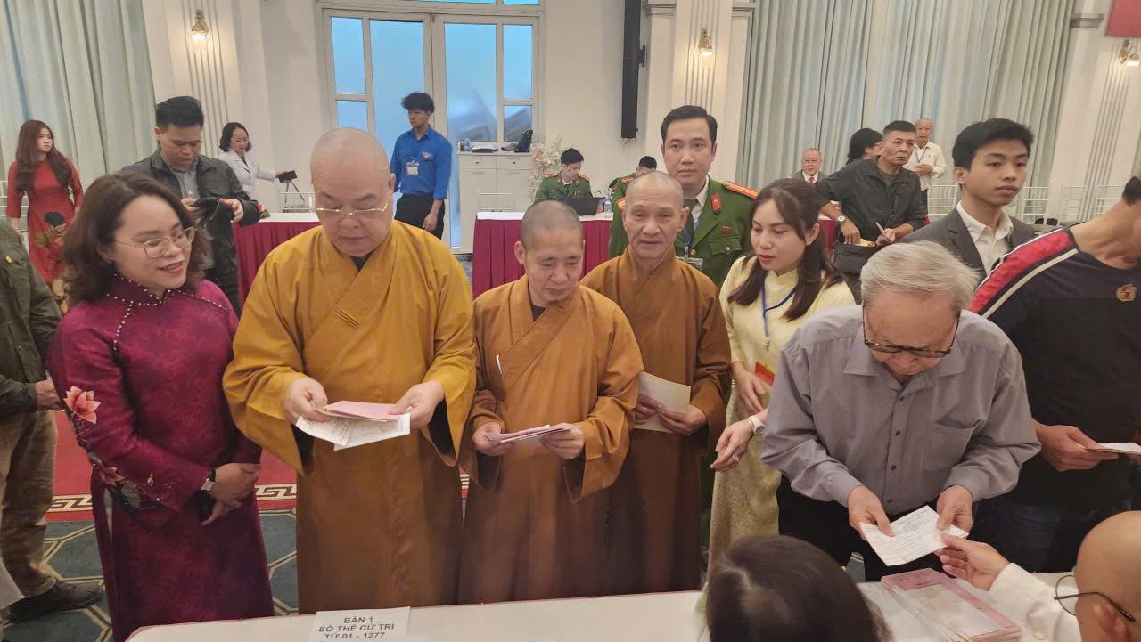 Các vị chức sắc tôn giáo, tăng ni, phật tử tham gia bầu cử tại Khu vực bỏ phiếu số 8 phường Cửa Nam. Các vị chức sắc tôn giáo, tăng ni, phật tử tham gia bầu cử tại Khu vực bỏ phiếu số 8 phường Cửa Nam.