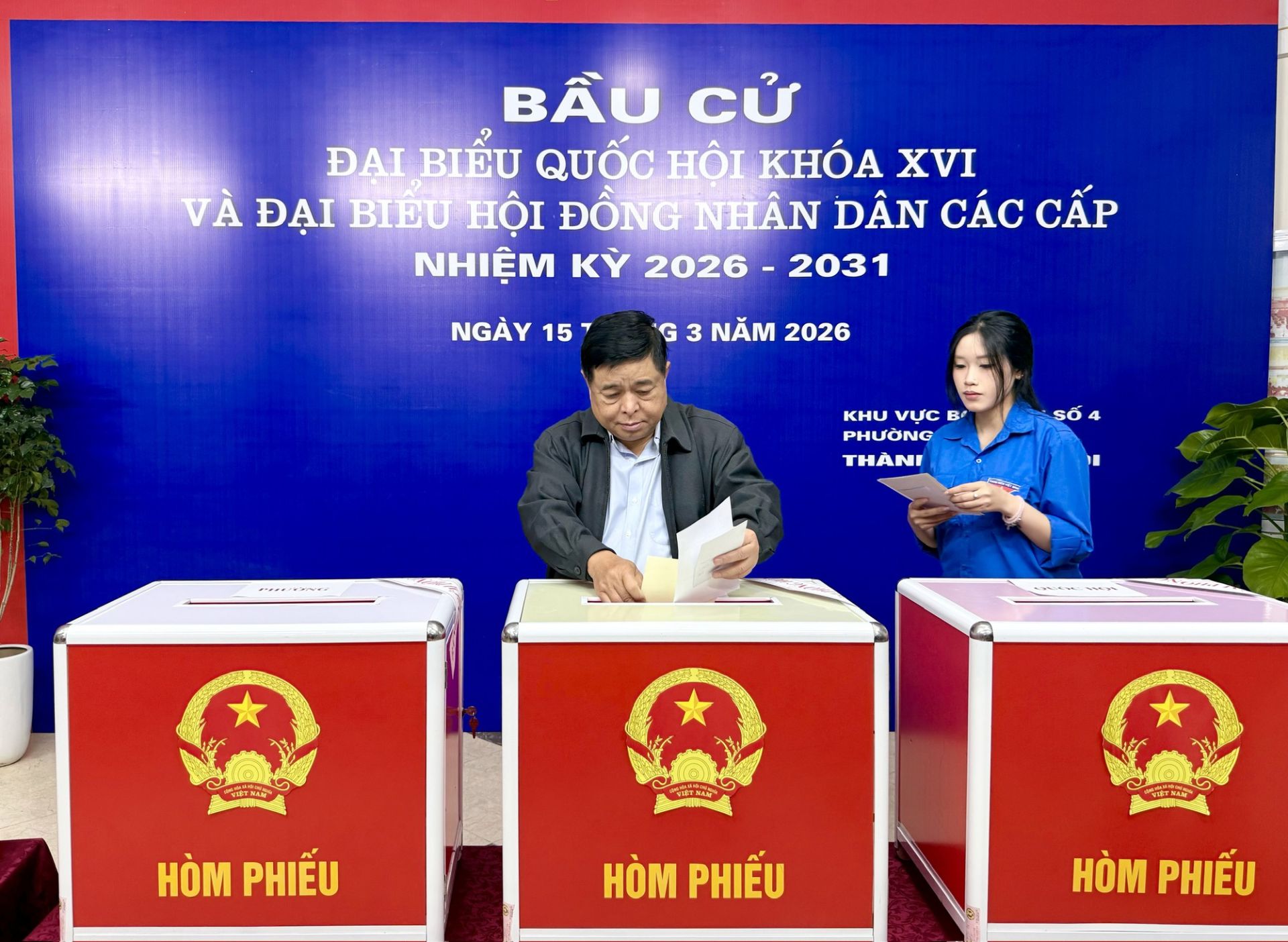 Phó Thủ tướng Nguyễn Chí Dũng tham gia bỏ phiếu tại Khu vực bầu cử số 4, phường Ba Đình, Hà Nội - Ảnh: VGP/Thu Sa Phó Thủ tướng Nguyễn Chí Dũng tham gia bỏ phiếu tại Khu vực bầu cử số 4, phường Ba Đình, Hà Nội - Ảnh: VGP/Thu Sa