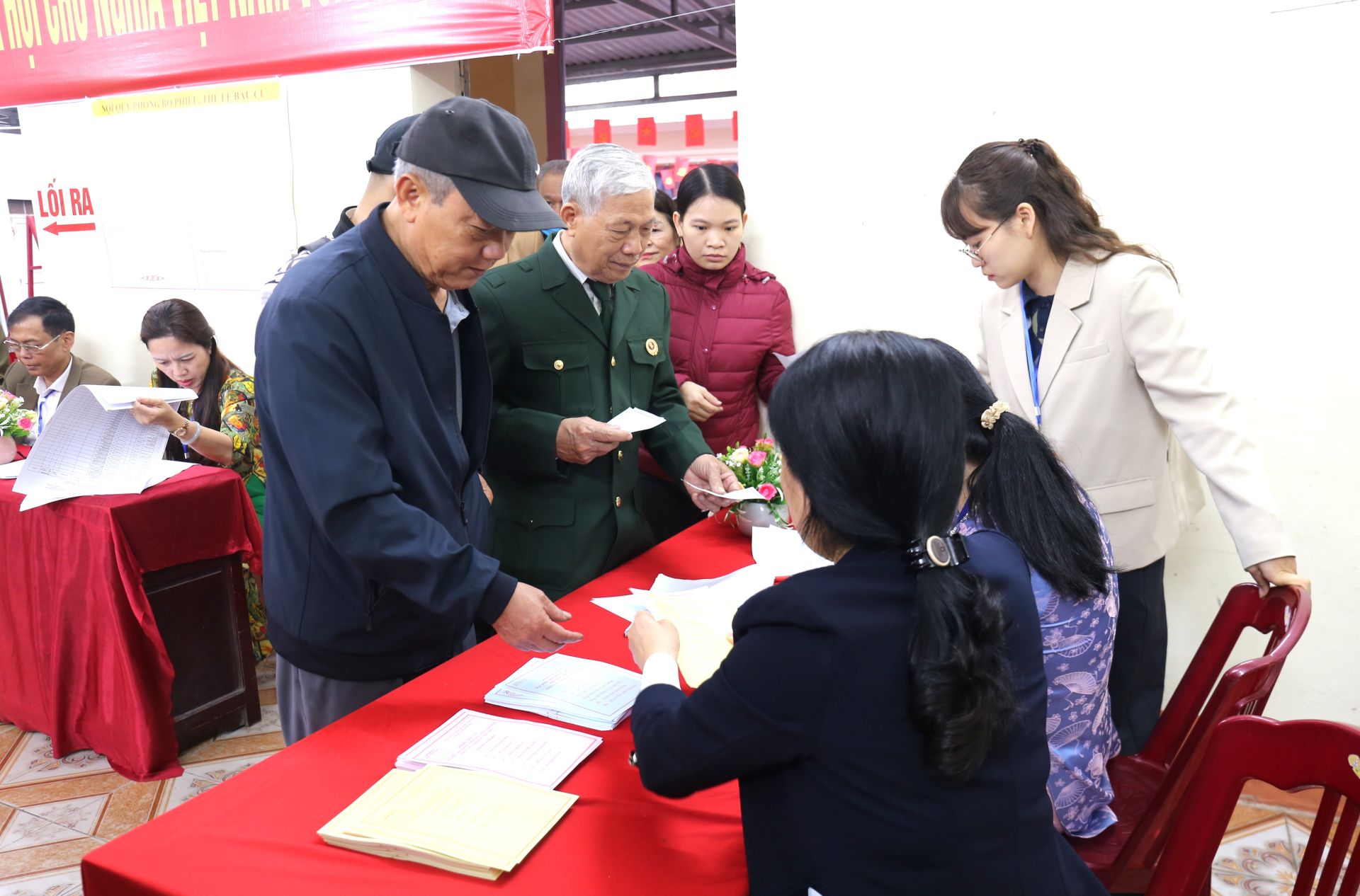 Cử tri tổ dân tổ dân phố 1B, 2B, phường Phủ Lý đã có mặt từ rất sớm để tham gia bầu cử. Cử tri tổ dân tổ dân phố 1B, 2B, phường Phủ Lý đã có mặt từ rất sớm để tham gia bầu cử.