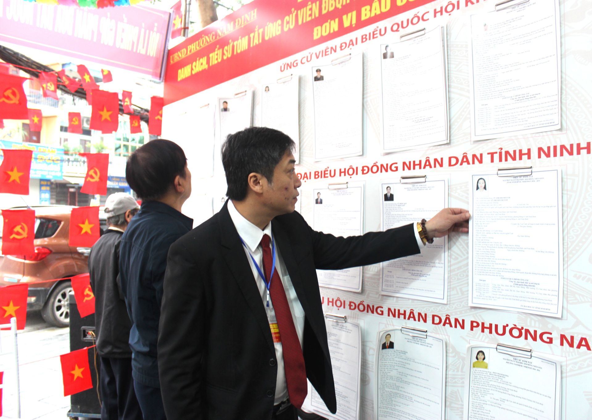 Cử tri Phường Nam Định h&acirc;n hoan bước v&agrave;o Ng&agrave;y hội bầu cử