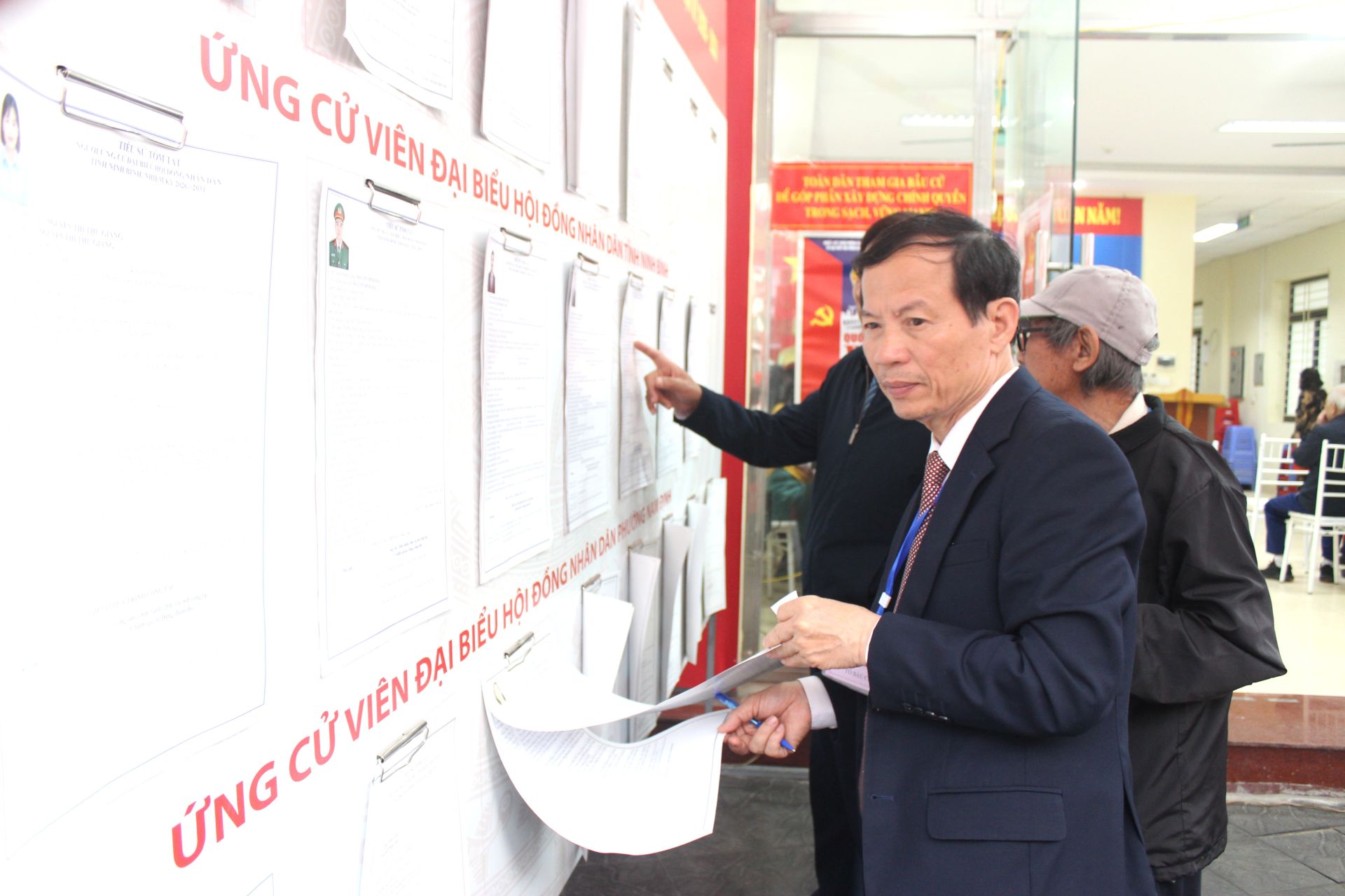 Cử tri khu vực bỏ phiếu số 7 phường Nam Định theo d&otilde;i danh s&aacute;ch tr&iacute;ch ngang v&agrave; tiểu sử t&oacute;m tắt của đại biểu ứng cử