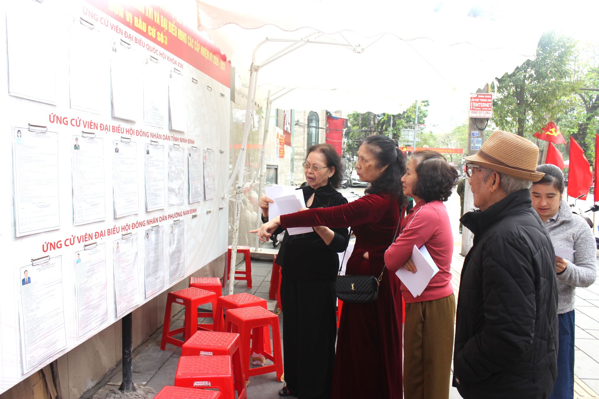 Cử tri khu vực bỏ phiếu số 30 phường Nam Định