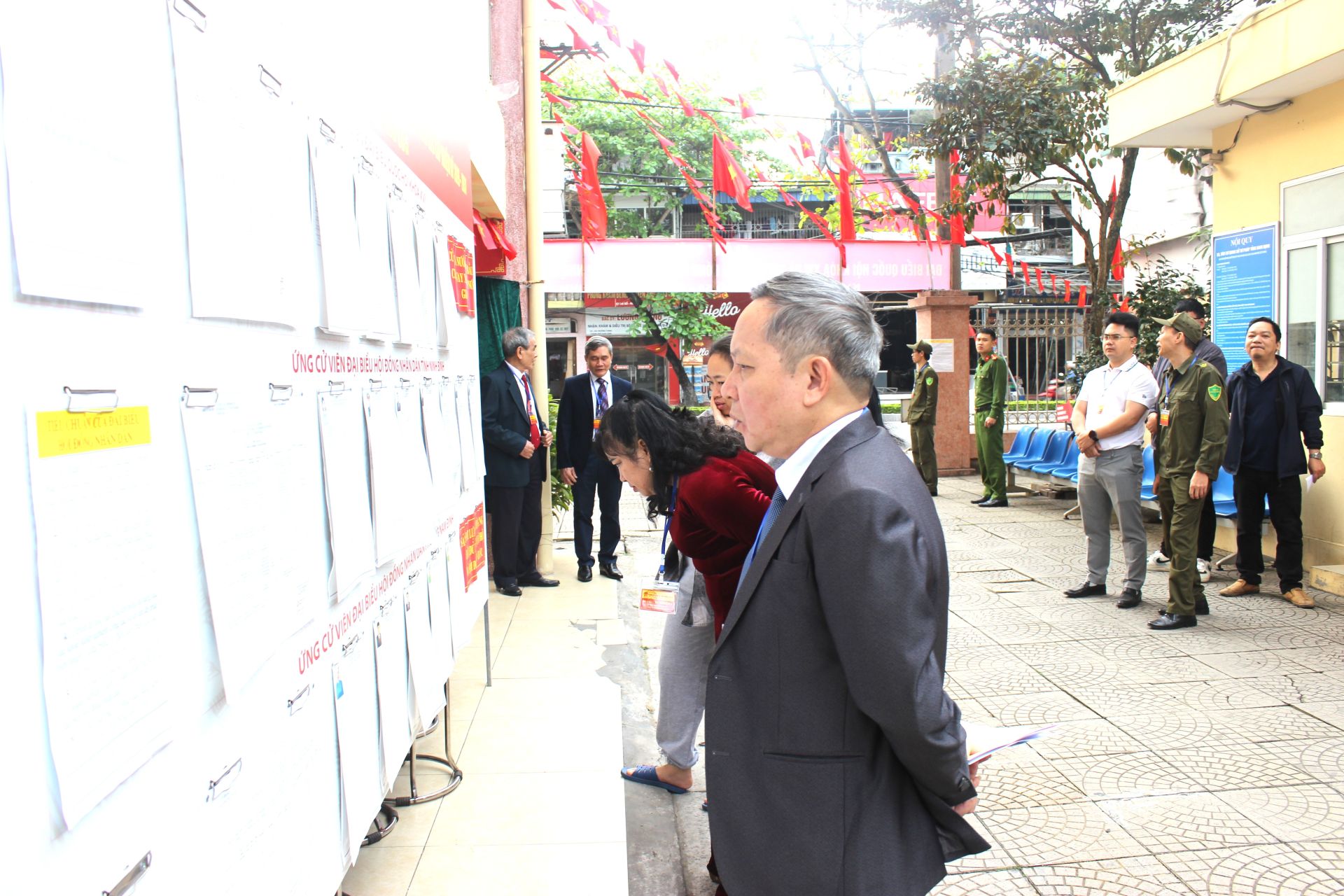 Cử tri khu vực bỏ phiếu số 54 phường Nam Định