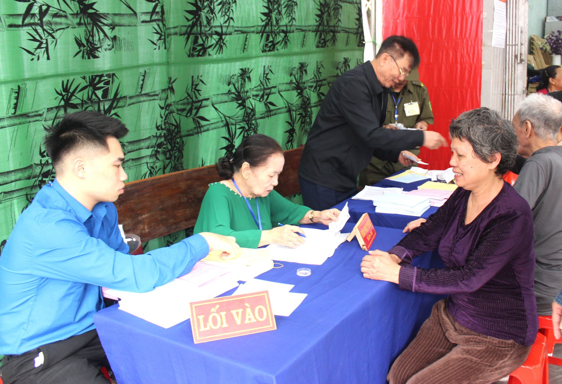 Cử tri khu vực bỏ phiếu số 55 phường Nam Định