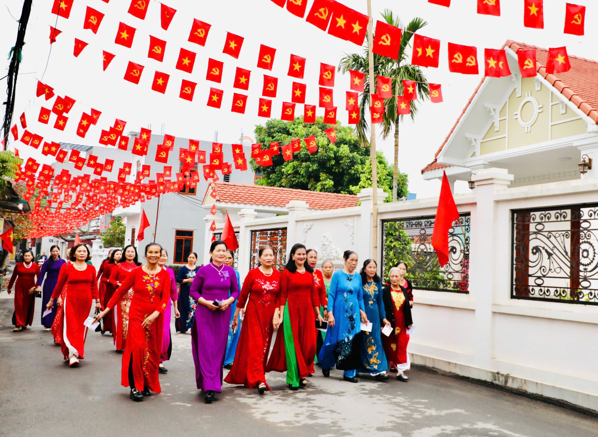 Ninh B&igrave;nh hơn 52% cử tri tham gia bỏ phiếu t&iacute;nh đến 9 giờ s&aacute;ng ng&agrave;y bầu cử,