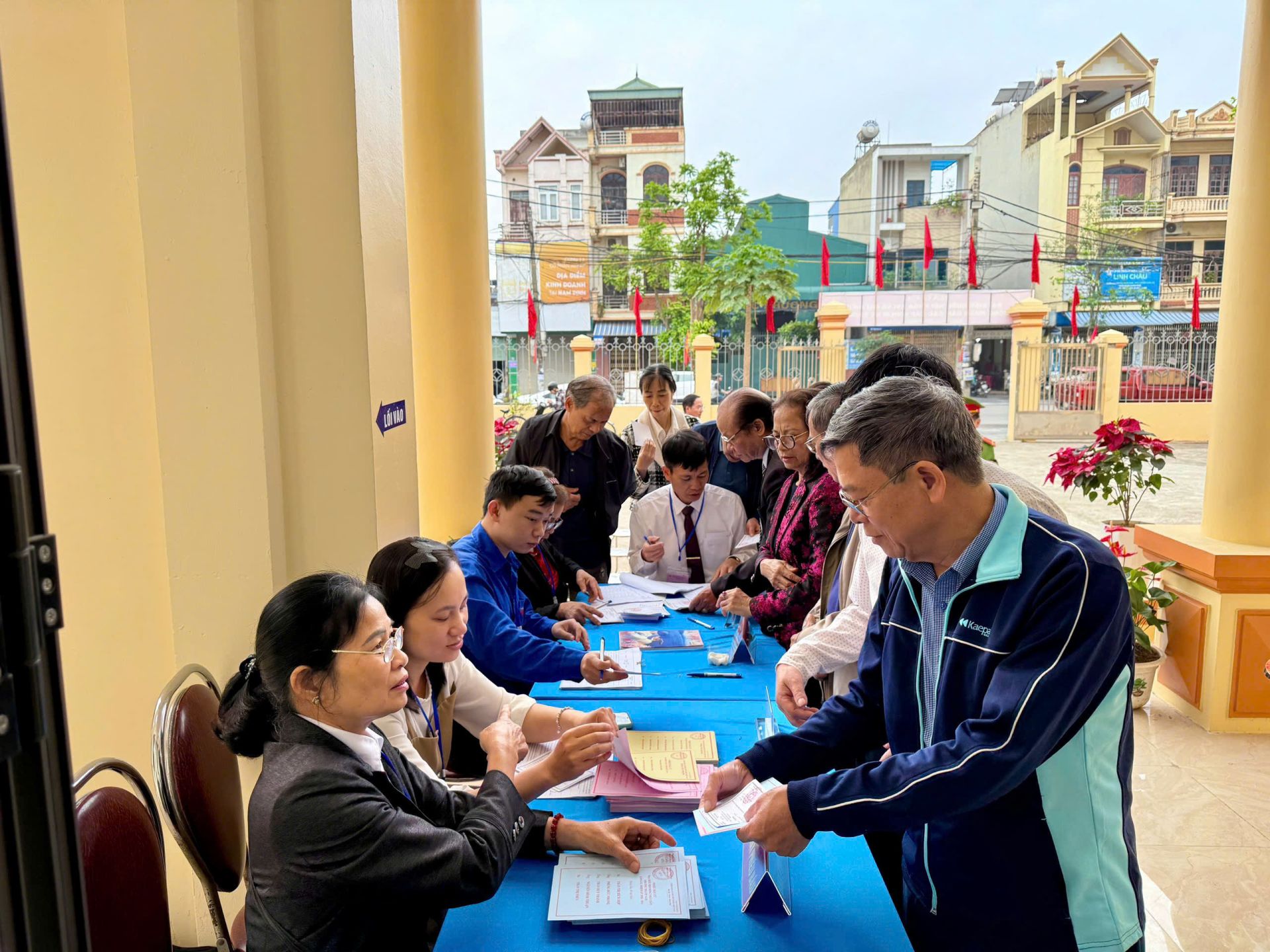 Ninh Bình: Hơn 86,6% cử tri tham gia bỏ phiếu tính đến 11 giờ 30 phút Ninh Bình: Hơn 86,6% cử tri tham gia bỏ phiếu tính đến 11 giờ 30 phút