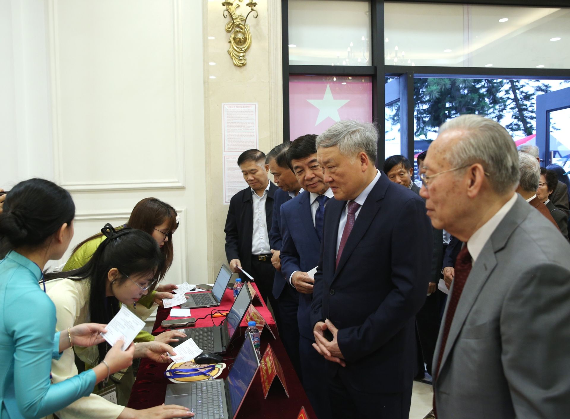 Hoà cùng không khí ngày hội toàn dân đi bầu cử, Phó Thủ tướng Thường trực Chính phủ Nguyễn Hòa Bình, Phó Chủ tịch Hội đồng Bầu cử Quốc gia thực hiện quyền công dân, tiến hành bầu cử đại biểu Quốc hội khóa XVI và đại biểu HĐND các cấp nhiệm kỳ 2026-2031 tại Đơn vị bầu cử số 2 - Khu vực bỏ phiếu số 7, phường Phúc Lợi, thành phố Hà Nội - Ảnh: VGP/Nguyễn Hoàng Hoà cùng không khí ngày hội toàn dân đi bầu cử, Phó Thủ tướng Thường trực Chính phủ Nguyễn Hòa Bình, Phó Chủ tịch Hội đồng Bầu cử Quốc gia thực hiện quyền công dân, tiến hành bầu cử đại biểu Quốc hội khóa XVI và đại biểu HĐND các cấp nhiệm kỳ 2026-2031 tại Đơn vị bầu cử số 2 - Khu vực bỏ phiếu số 7, phường Phúc Lợi, thành phố Hà Nội - Ảnh: VGP/Nguyễn Hoàng