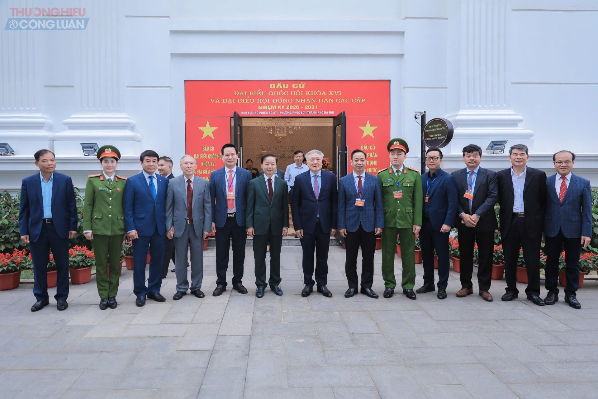 Ph&oacute; Thủ tướng Thường trực Ch&iacute;nh phủ Nguyễn H&ograve;a B&igrave;nh, Ph&oacute; Chủ tịch Hội đồng Bầu cử quốc gia v&agrave; Ph&oacute; Thủ tướng Ch&iacute;nh phủ Trần Hồng H&agrave; v&agrave; c&aacute;c cử tri tham dự khai mạc.