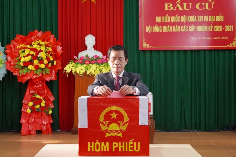 Bí thư Tỉnh ủy Quảng Trị Nguyễn Văn Phương bỏ phiếu bầu cử Bí thư Tỉnh ủy Quảng Trị Nguyễn Văn Phương bỏ phiếu bầu cử