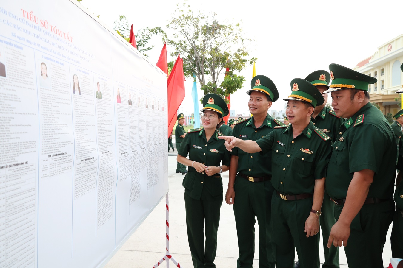 C&aacute;c cử tri nghi&ecirc;n cứu tiểu sử t&oacute;m tắt c&aacute;c ứng cử vi&ecirc;n trước khi bầu cử.