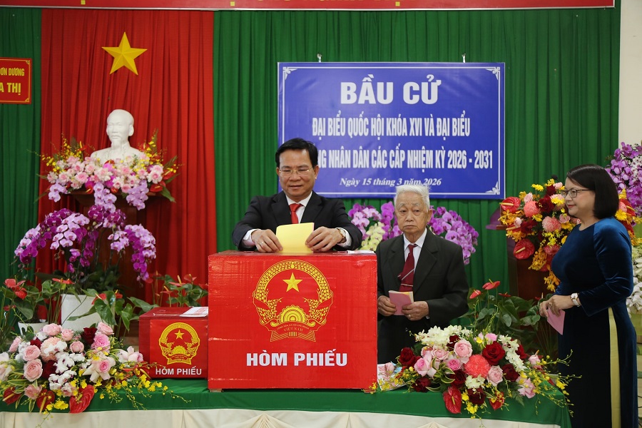 Ủy vi&ecirc;n Ban Chấp h&agrave;nh Trung ương Đảng, Ph&oacute; B&iacute; thư Tỉnh ủy, Chủ tịch UBND tỉnh L&acirc;m Đồng Hồ Văn Mười bỏ phiếu tại khu vực bỏ phiếu số 19, th&ocirc;n Nghĩa Thị, x&atilde; Đơn Dương