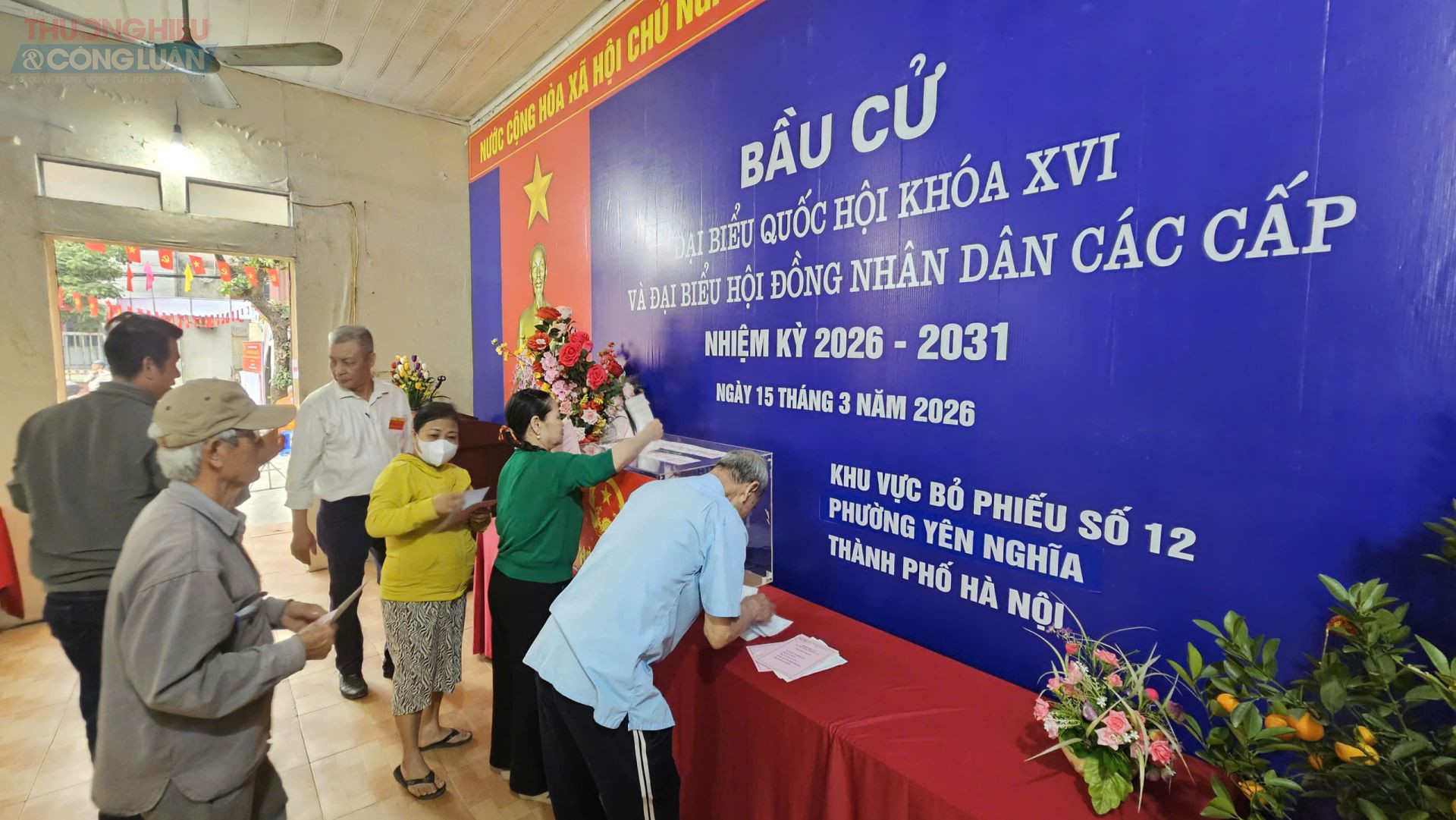 Cử tri Phường Y&ecirc;n Nghĩa h&acirc;n hoan đi bầu cử