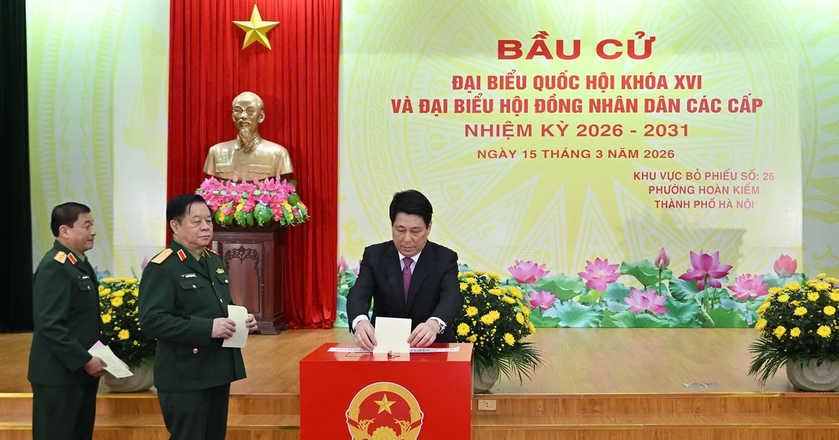 Chủ tịch nước Lương Cường bỏ phiếu bầu cử tại Khu vực bỏ phiếu số 26, phường Hoàn Kiếm, Hà Nội