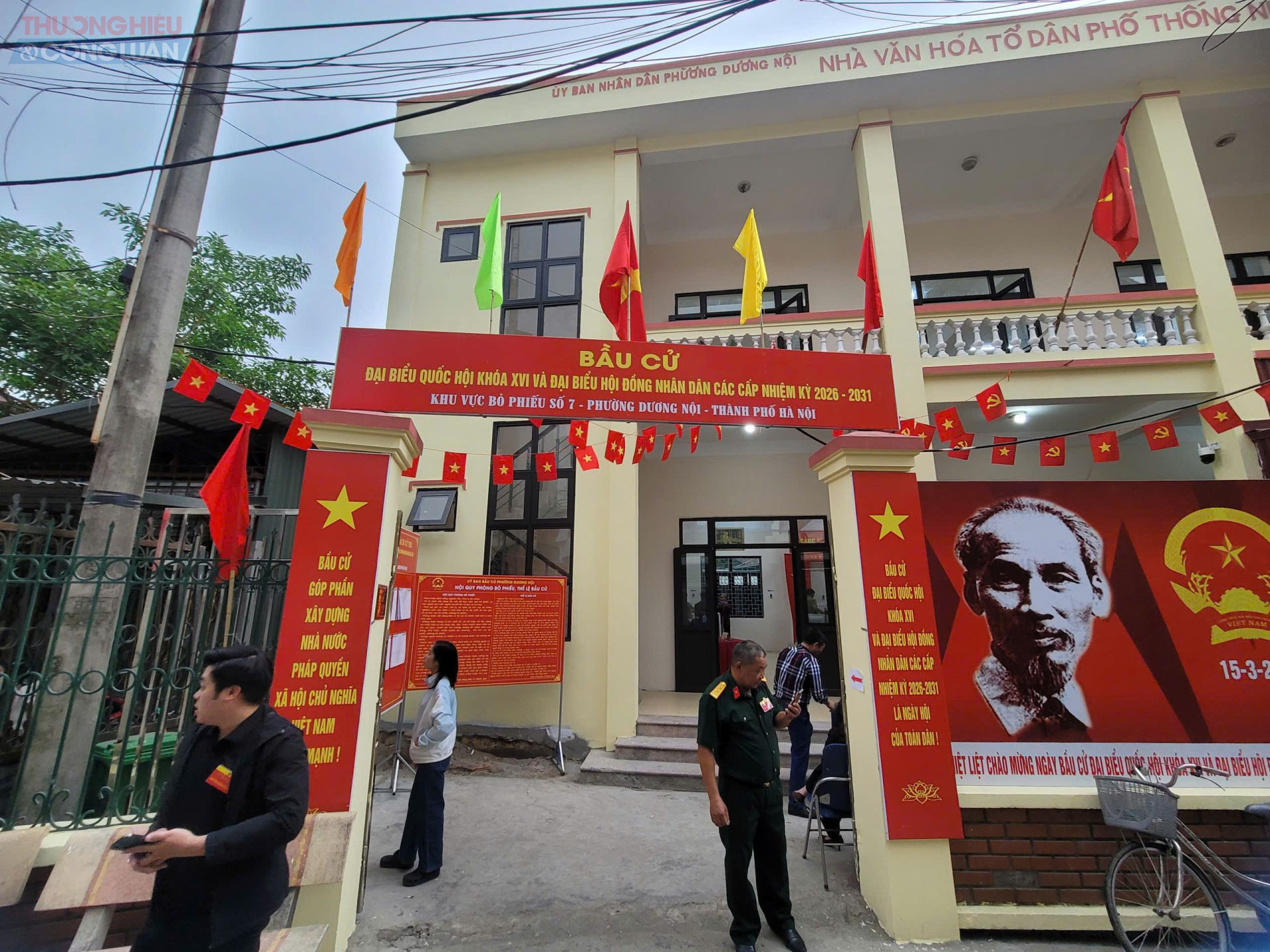 Khu vực bỏ phiếu số 7, phường Dương Nội (Hà Nội) được trang trí cờ hoa, băng rôn, khẩu hiệu chào mừng ngày bầu cử đại biểu Quốc hội khóa XVI và đại biểu HĐND các cấp nhiệm kỳ 2026–2031. Khu vực bỏ phiếu số 7, phường Dương Nội (Hà Nội) được trang trí cờ hoa, băng rôn, khẩu hiệu chào mừng ngày bầu cử đại biểu Quốc hội khóa XVI và đại biểu HĐND các cấp nhiệm kỳ 2026–2031.