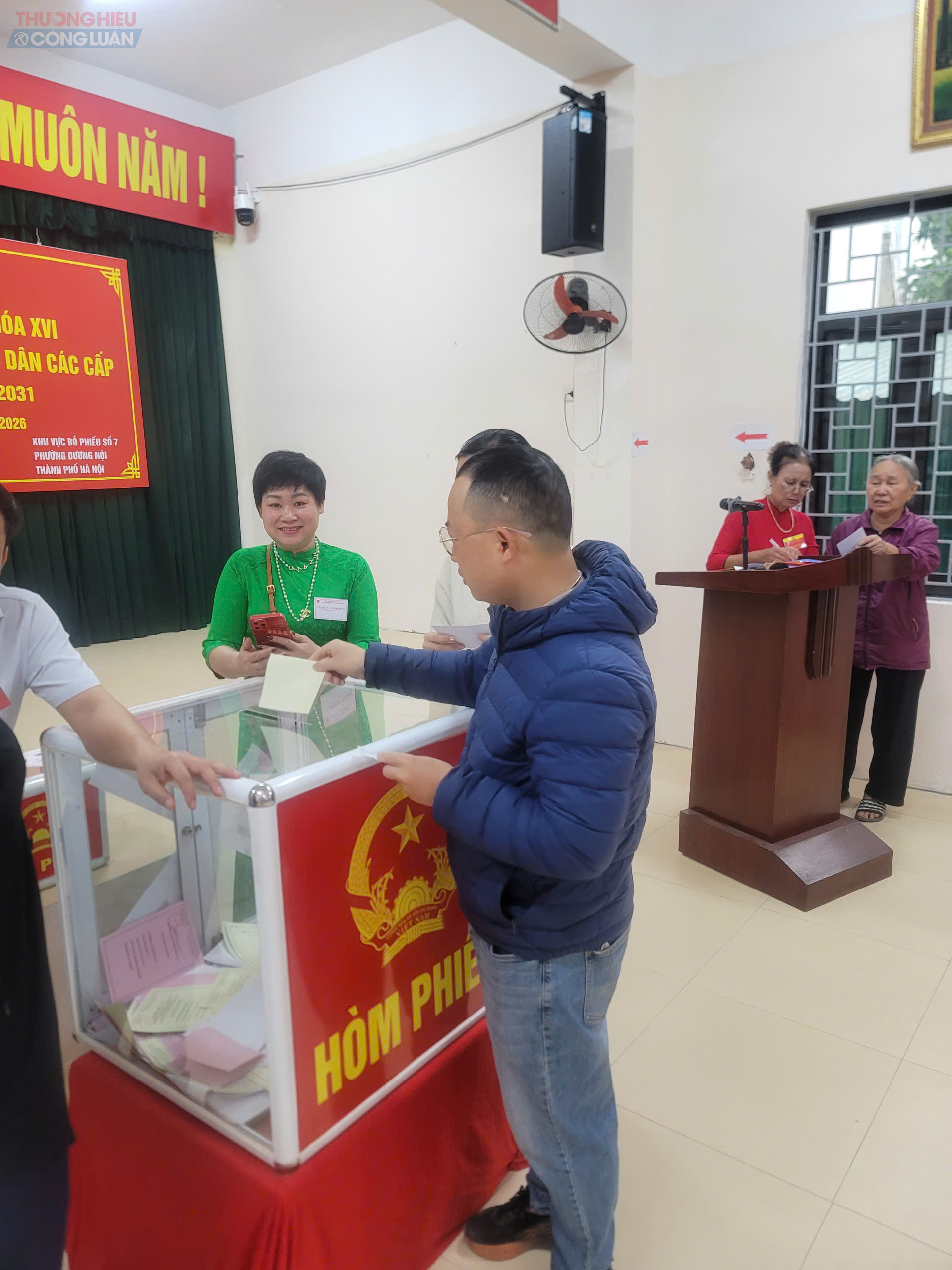 Cử tri phường Dương Nội đi bỏ phiếu từ sớm bầu Đại biểu Quốc hội và HĐND các cấp