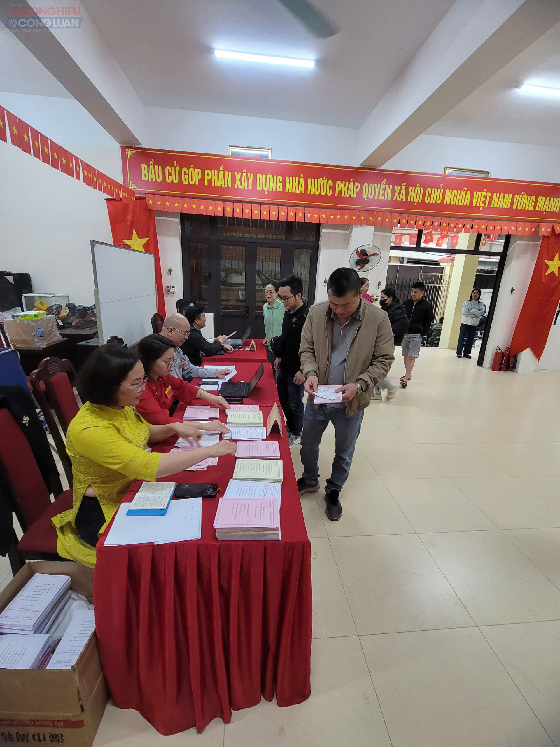 Tổ bầu cử khu vực số 7 hướng dẫn, phát phiếu bầu cho cử tri ngay từ đầu giờ sáng 15/3. Tổ bầu cử khu vực số 7 hướng dẫn, phát phiếu bầu cho cử tri ngay từ đầu giờ sáng 15/3.