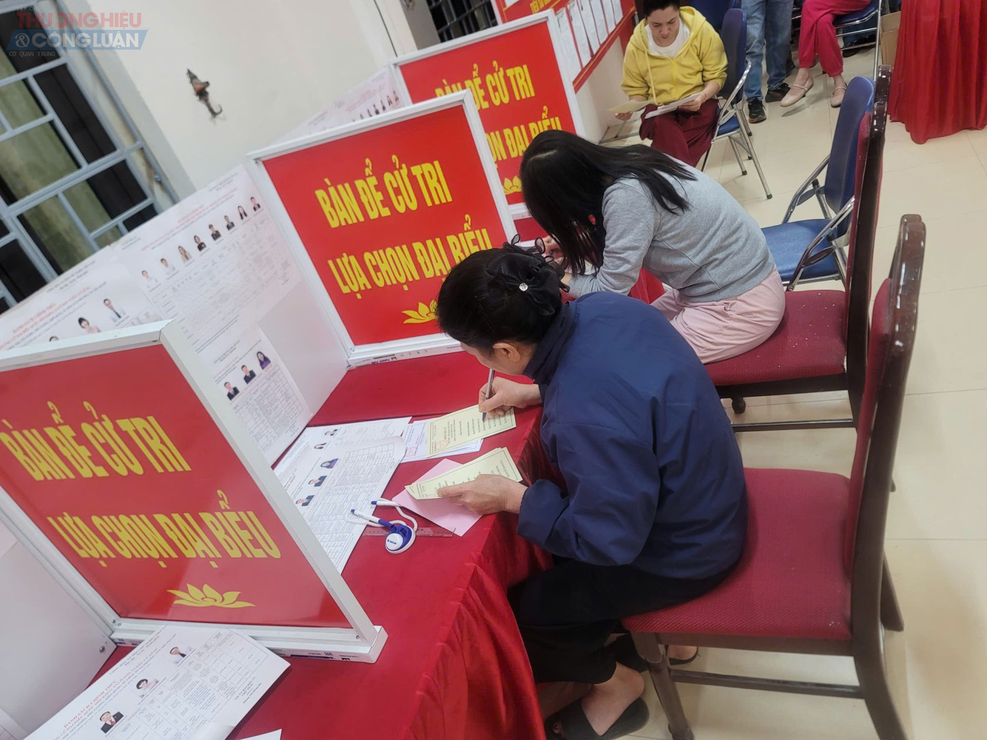 Cử tri phường Dương Nội viết phiếu bầu tại khu vực riêng, bảo đảm nguyên tắc bỏ phiếu kín. Cử tri phường Dương Nội viết phiếu bầu tại khu vực riêng, bảo đảm nguyên tắc bỏ phiếu kín.