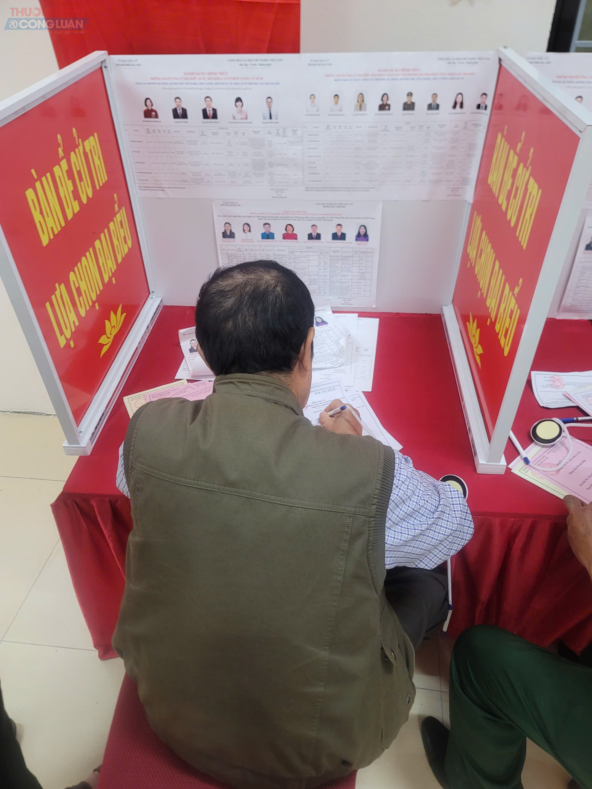 Cử tri thực hiện quyền công dân, ghi phiếu bầu tại bàn viết phiếu trong khu vực bỏ phiếu. Cử tri thực hiện quyền công dân, ghi phiếu bầu tại bàn viết phiếu trong khu vực bỏ phiếu.