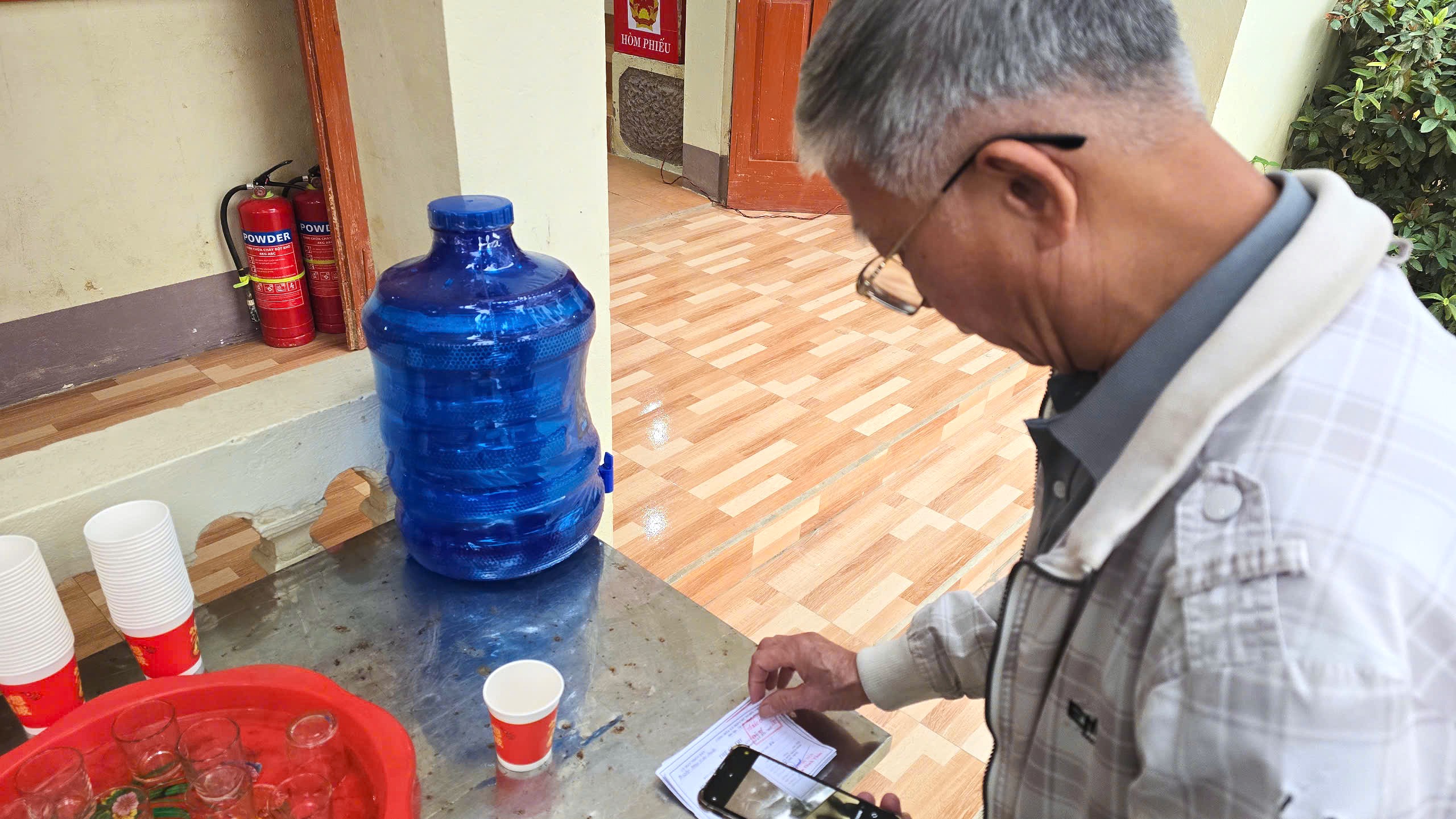 Qua tìm hiểu kỹ tiểu sử và chương trình hành động của các ứng cử viên, các cử tri đều bày tỏ tin tưởng mình đã lựa chọn được những đại biểu đủ đức, đủ tài để gửi gắm khát vọng tiến vào Qua tìm hiểu kỹ tiểu sử và chương trình hành động của các ứng cử viên, các cử tri đều bày tỏ tin tưởng mình đã lựa chọn được những đại biểu đủ đức, đủ tài để gửi gắm khát vọng tiến vào