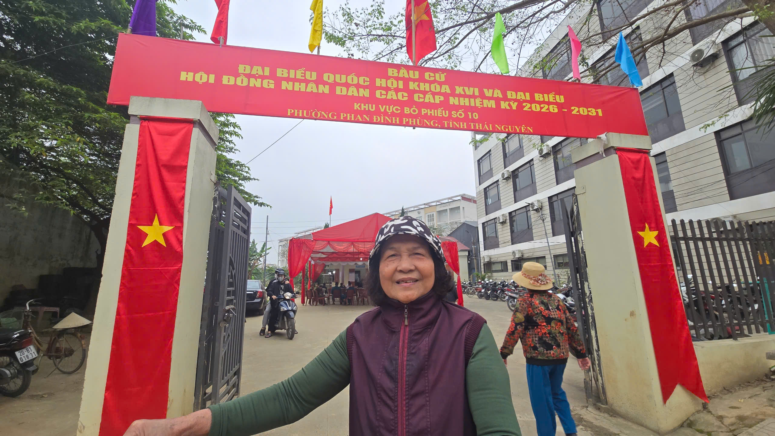 Bà Quách Thị Hòa, cử tri tổ dân phố 27 (phường Phan Đình Phùng) rất phấn khởi tham dự bỏ phiếu tại khu vực bỏ phiếu số 10. Bà Quách Thị Hòa, cử tri tổ dân phố 27 (phường Phan Đình Phùng) rất phấn khởi tham dự bỏ phiếu tại khu vực bỏ phiếu số 10.