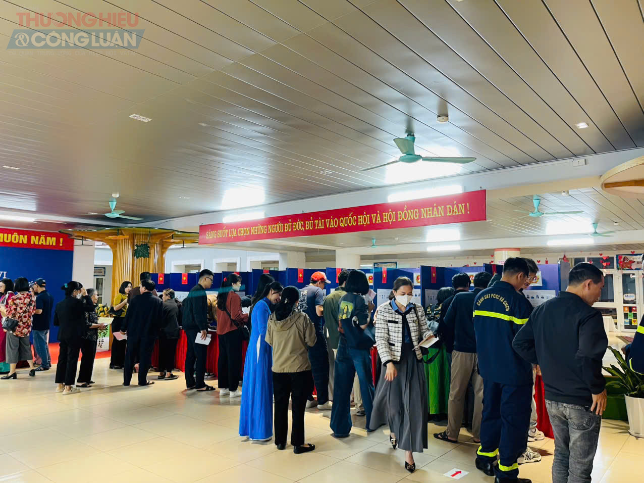 Quang cảnh khu vực bỏ phiếu số 23, phường Nghĩa Đô Quang cảnh khu vực bỏ phiếu số 23, phường Nghĩa Đô