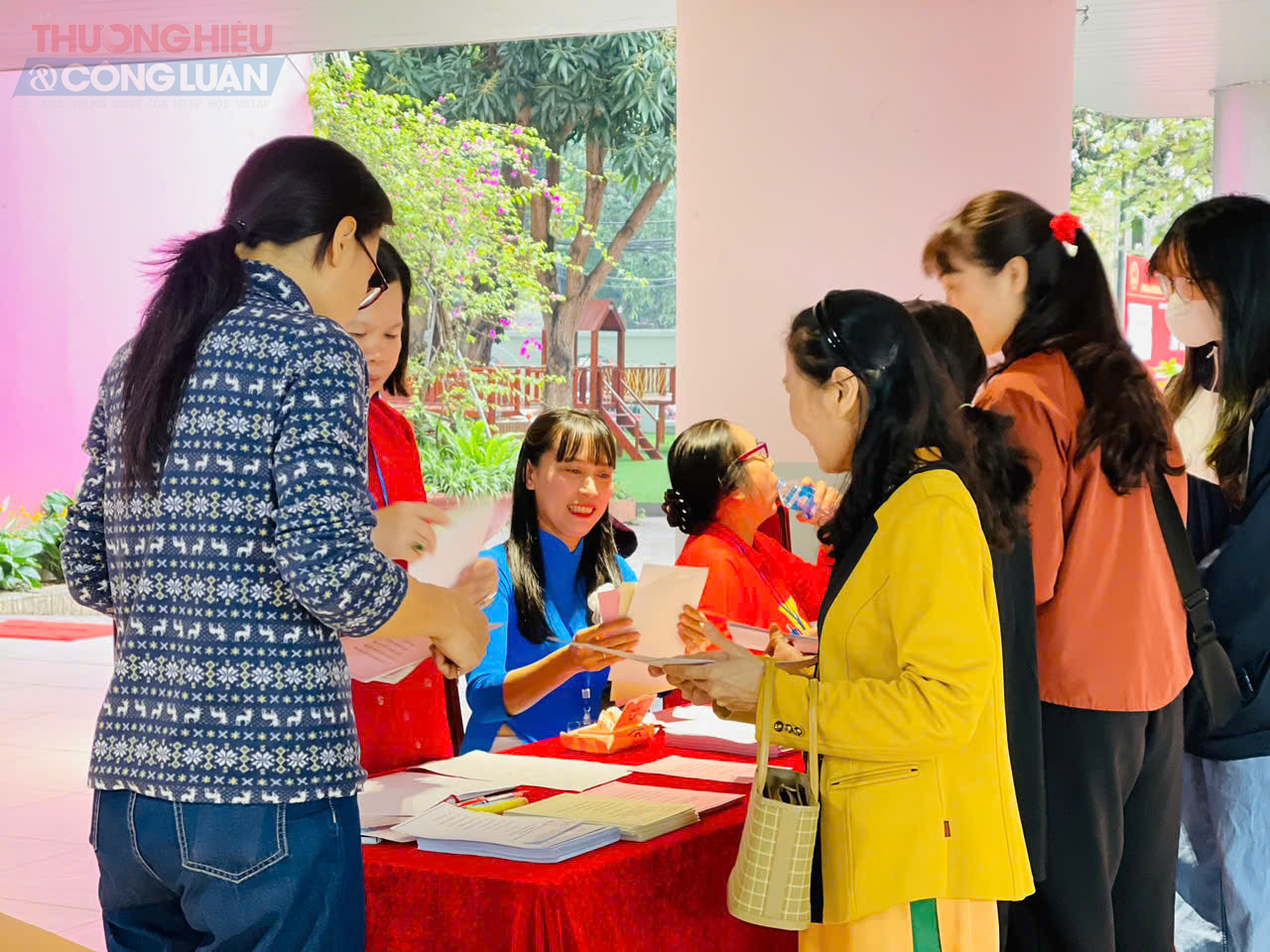 Thành viên tổ bầu cử hướng dẫn, phát phiếu bầu cho cử tri trước khi vào khu vực bỏ phiếu. Thành viên tổ bầu cử hướng dẫn, phát phiếu bầu cho cử tri trước khi vào khu vực bỏ phiếu.