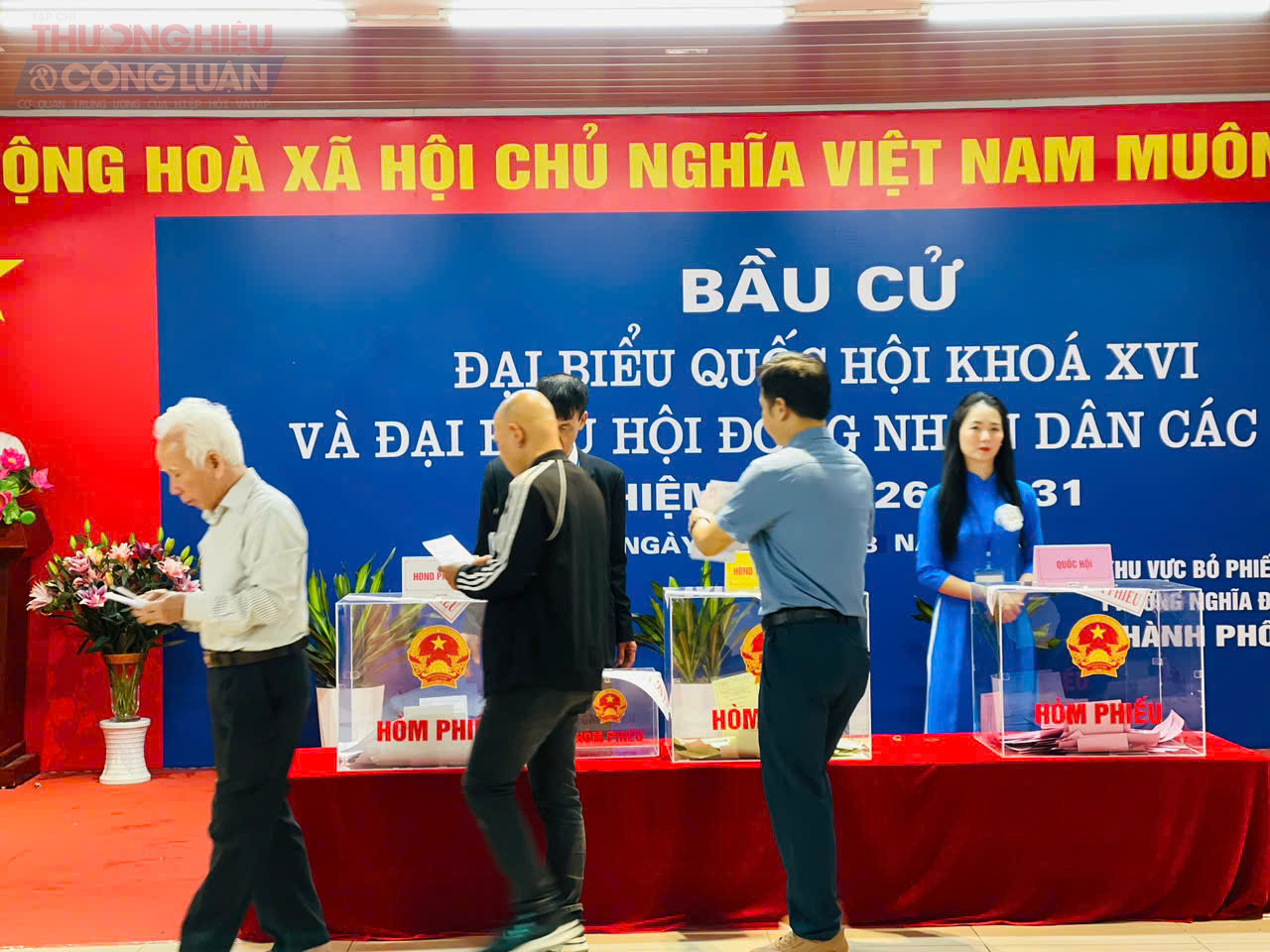 Cử tri phường Nghĩa Đô dự lễ khai mạc, bỏ phiếu bầu ĐBQH và HĐND các cấp từ sáng sớm