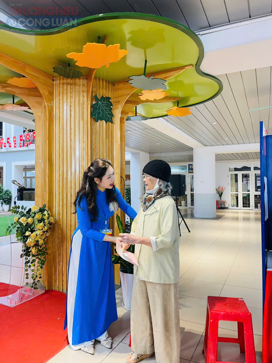 Thành viên tổ bầu cử hỗ trợ cử tri cao tuổi hoàn thiện thủ tục trước khi tham gia bỏ phiếu. Thành viên tổ bầu cử hỗ trợ cử tri cao tuổi hoàn thiện thủ tục trước khi tham gia bỏ phiếu.