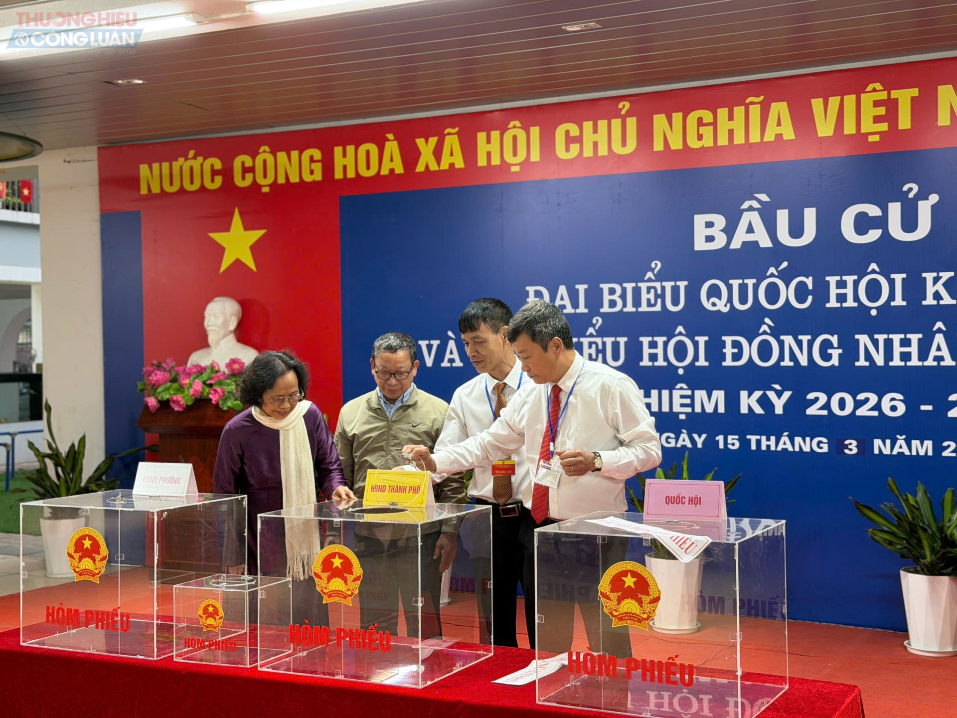 Tổ bầu cử khu vực bỏ phiếu số 23, phường Nghĩa Đô (Hà Nội) kiểm tra, niêm phong hòm phiếu trước giờ khai mạc bầu cử sáng 15/3. Tổ bầu cử khu vực bỏ phiếu số 23, phường Nghĩa Đô (Hà Nội) kiểm tra, niêm phong hòm phiếu trước giờ khai mạc bầu cử sáng 15/3.