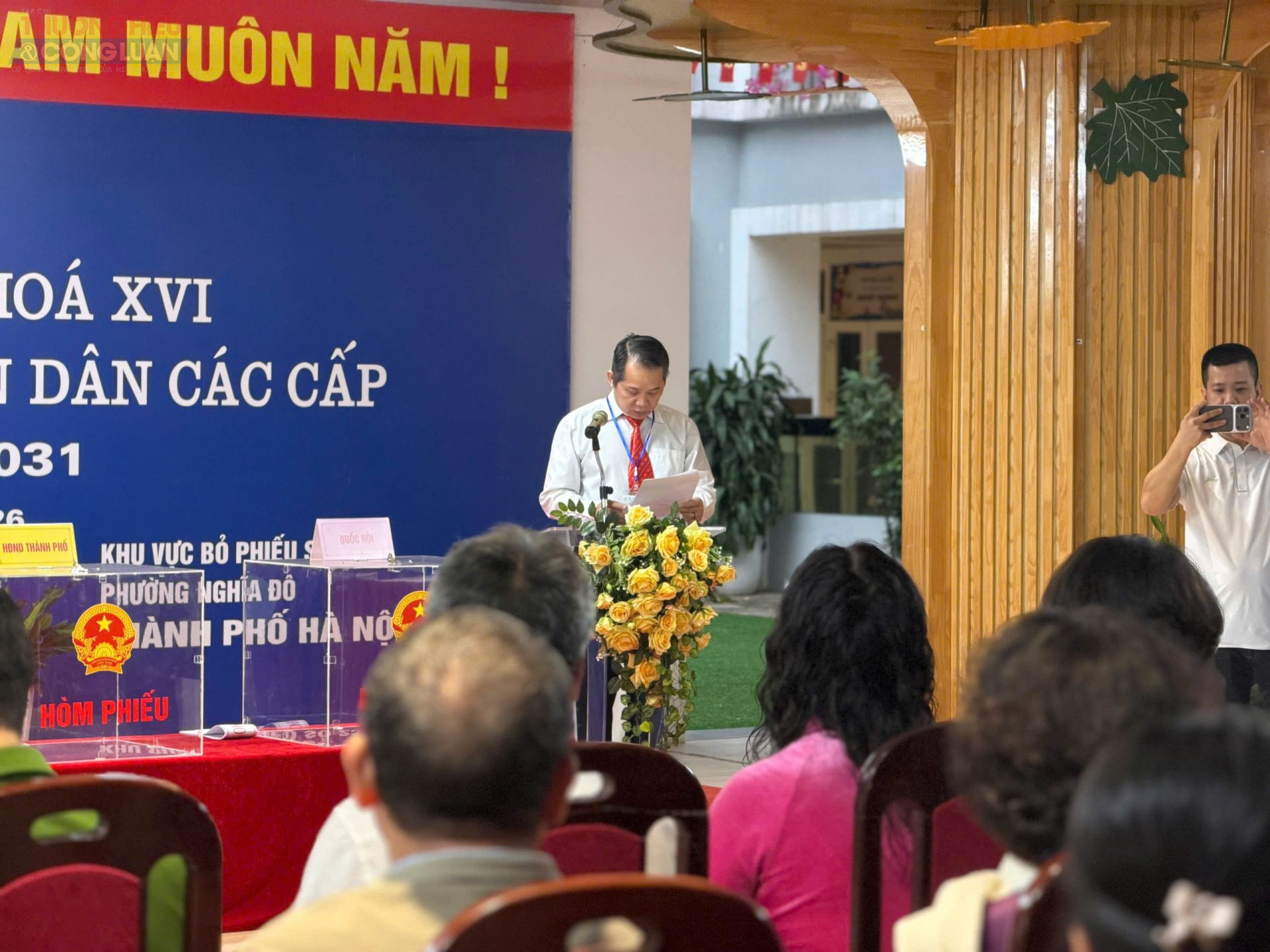 Đại diện tổ bầu cử đọc diễn văn khai mạc, chính thức mở đầu ngày bầu cử tại khu vực bỏ phiếu số 23. Đại diện tổ bầu cử đọc diễn văn khai mạc, chính thức mở đầu ngày bầu cử tại khu vực bỏ phiếu số 23.