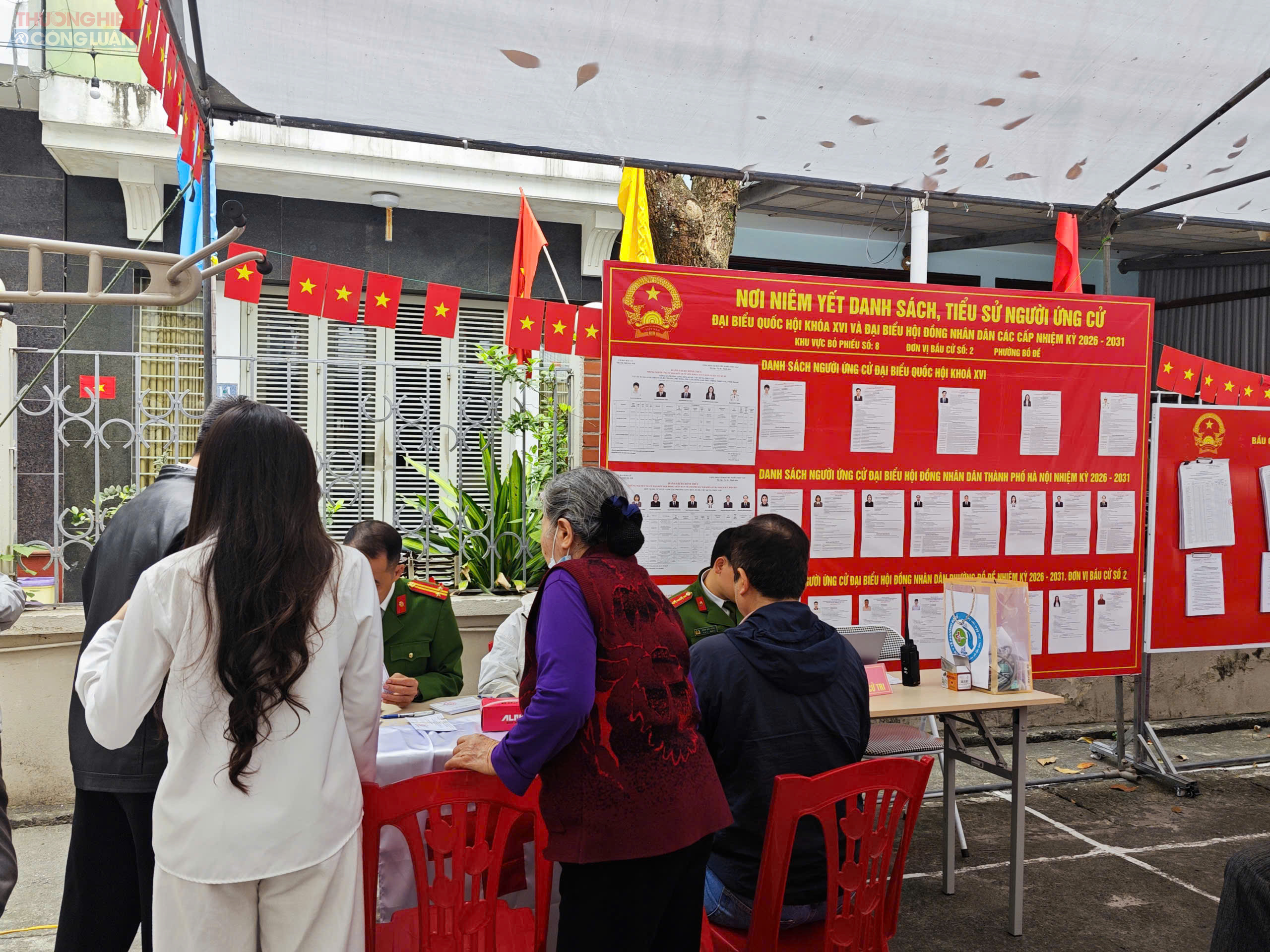 Nhiều cử tri đã có mặt tại khu vực bỏ phiếu để tham gia ngày hội bầu cử. Các lực lượng chức năng hướng dẫn người dân thực hiện đúng quy trình. Nhiều cử tri đã có mặt tại khu vực bỏ phiếu để tham gia ngày hội bầu cử. Các lực lượng chức năng hướng dẫn người dân thực hiện đúng quy trình.