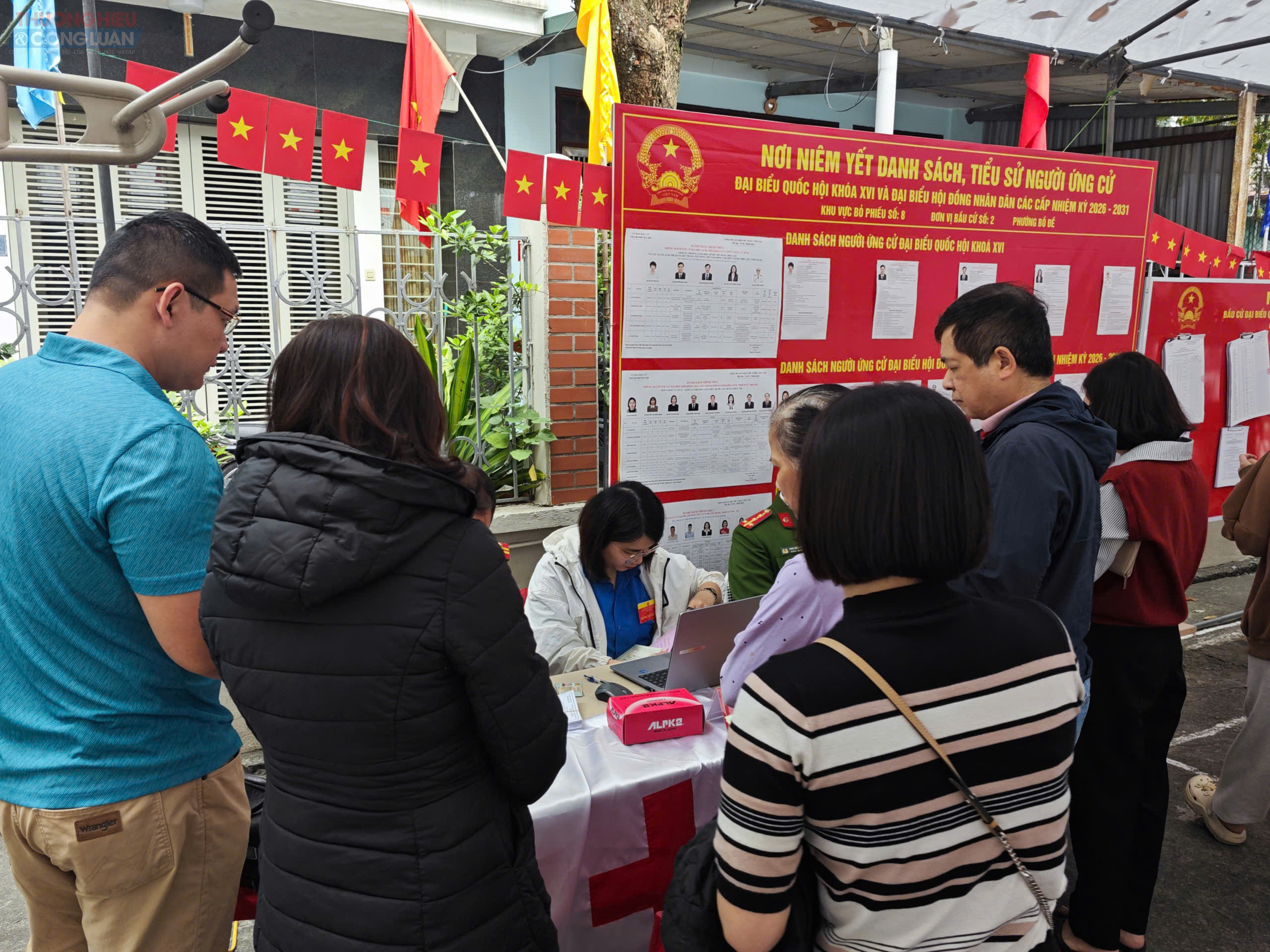 Không khí nhộn nhịp tại điểm bầu cử khi đông đảo người dân đến thực hiện quyền công dân. Công tác tổ chức được triển khai đồng bộ. Không khí nhộn nhịp tại điểm bầu cử khi đông đảo người dân đến thực hiện quyền công dân. Công tác tổ chức được triển khai đồng bộ.