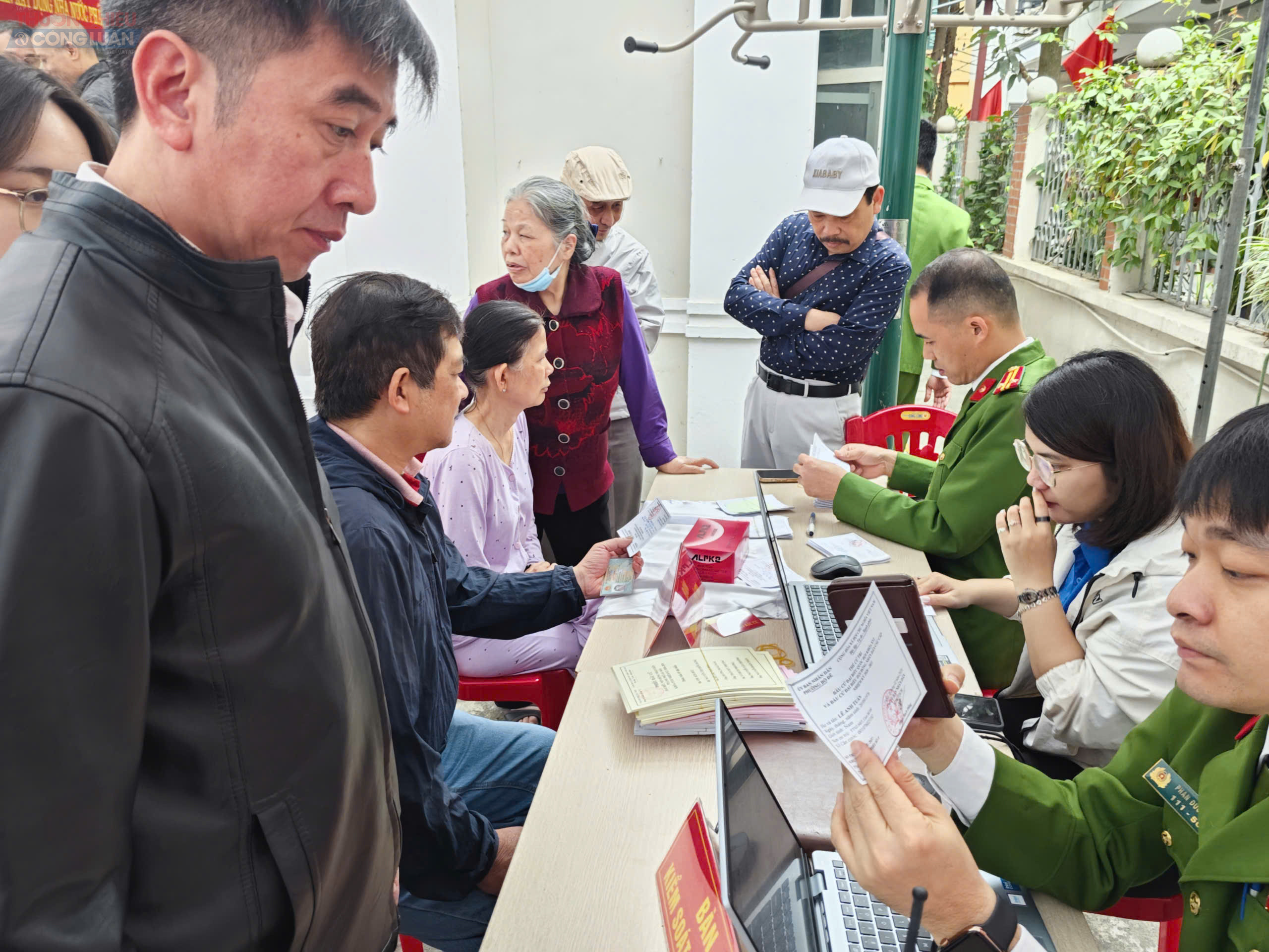 Không khí nhộn nhịp tại điểm bầu cử khi đông đảo cử tri đến thực hiện quyền công dân. Công tác tổ chức được chuẩn bị đầy đủ nhằm đảm bảo quá trình bỏ phiếu diễn ra thuận lợi. Không khí nhộn nhịp tại điểm bầu cử khi đông đảo cử tri đến thực hiện quyền công dân. Công tác tổ chức được chuẩn bị đầy đủ nhằm đảm bảo quá trình bỏ phiếu diễn ra thuận lợi.