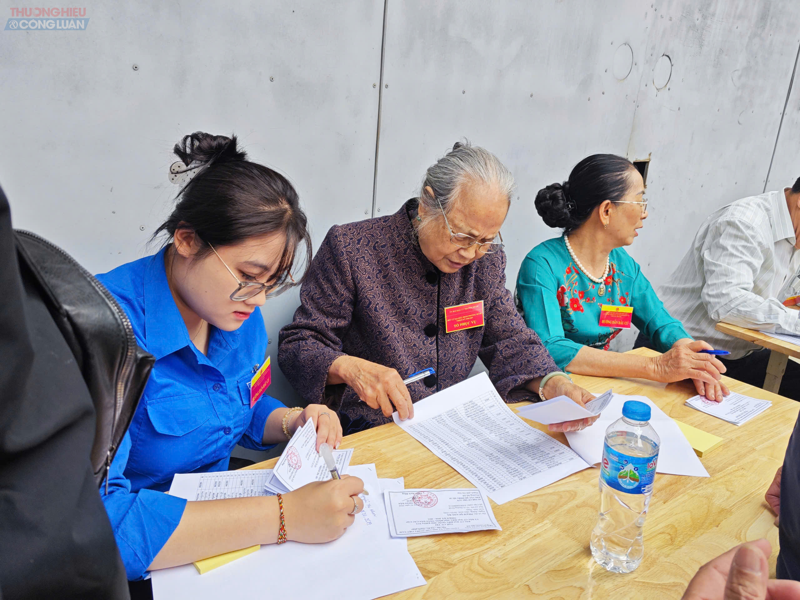 Cử tri kiểm tra thông tin trong danh sách trước khi nhận phiếu bầu. Việc đối chiếu thông tin được thực hiện nhanh chóng, chính xác. Cử tri kiểm tra thông tin trong danh sách trước khi nhận phiếu bầu. Việc đối chiếu thông tin được thực hiện nhanh chóng, chính xác.