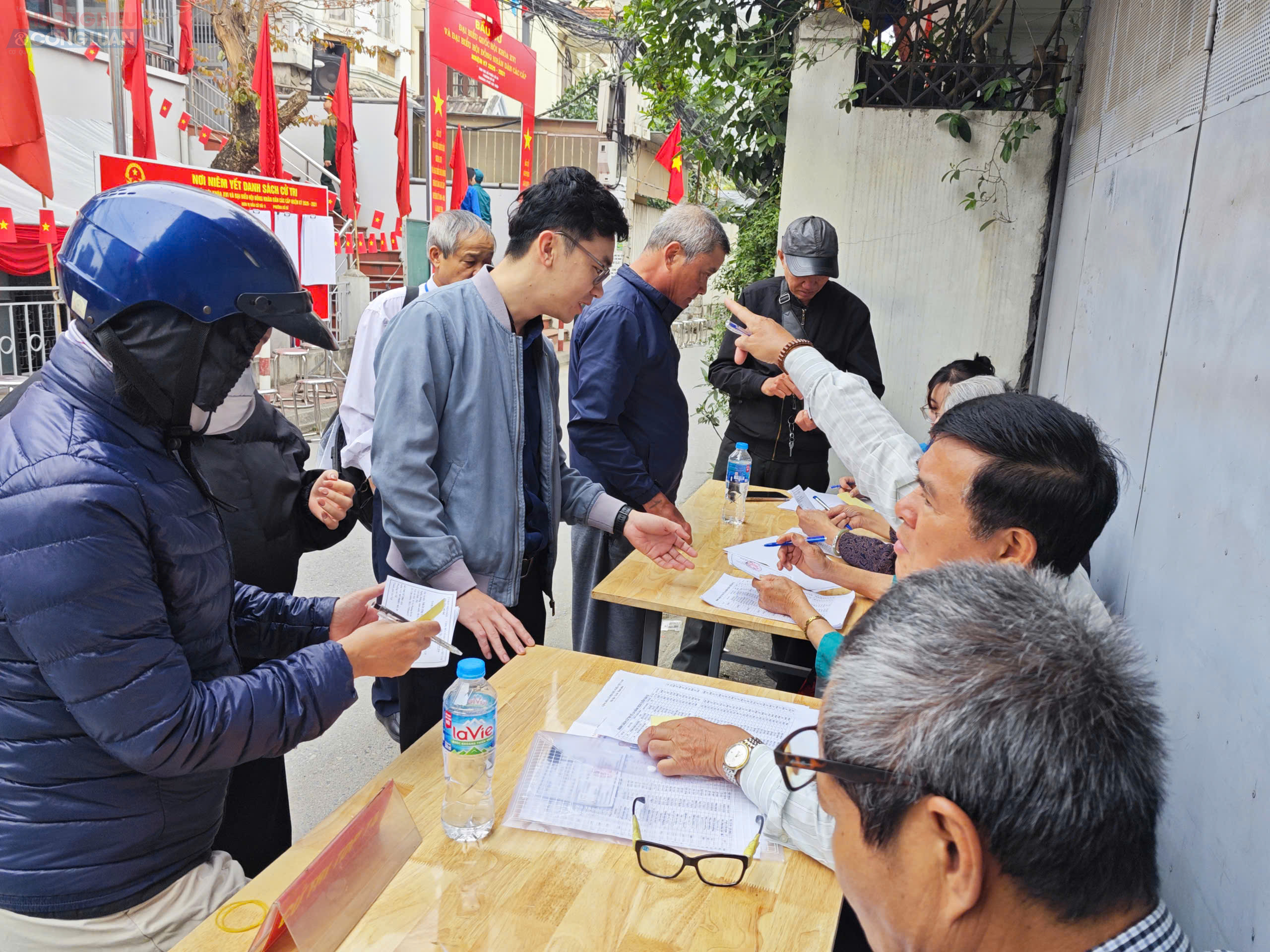 Người dân nhiều độ tuổi tham gia ngày hội bầu cử tại địa phương. Hoạt động diễn ra trong không khí phấn khởi và trách nhiệm. Người dân nhiều độ tuổi tham gia ngày hội bầu cử tại địa phương. Hoạt động diễn ra trong không khí phấn khởi và trách nhiệm.