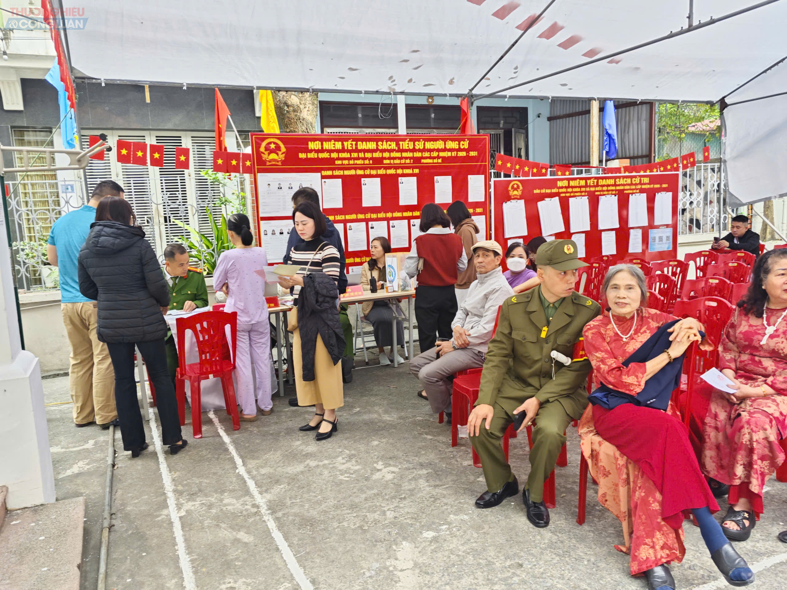 Sau khi hoàn thành nghĩa vụ công dân, cử tri rời điểm bầu cử trong trật tự. Hoạt động bầu cử diễn ra thuận lợi và đúng quy định. Sau khi hoàn thành nghĩa vụ công dân, cử tri rời điểm bầu cử trong trật tự. Hoạt động bầu cử diễn ra thuận lợi và đúng quy định.