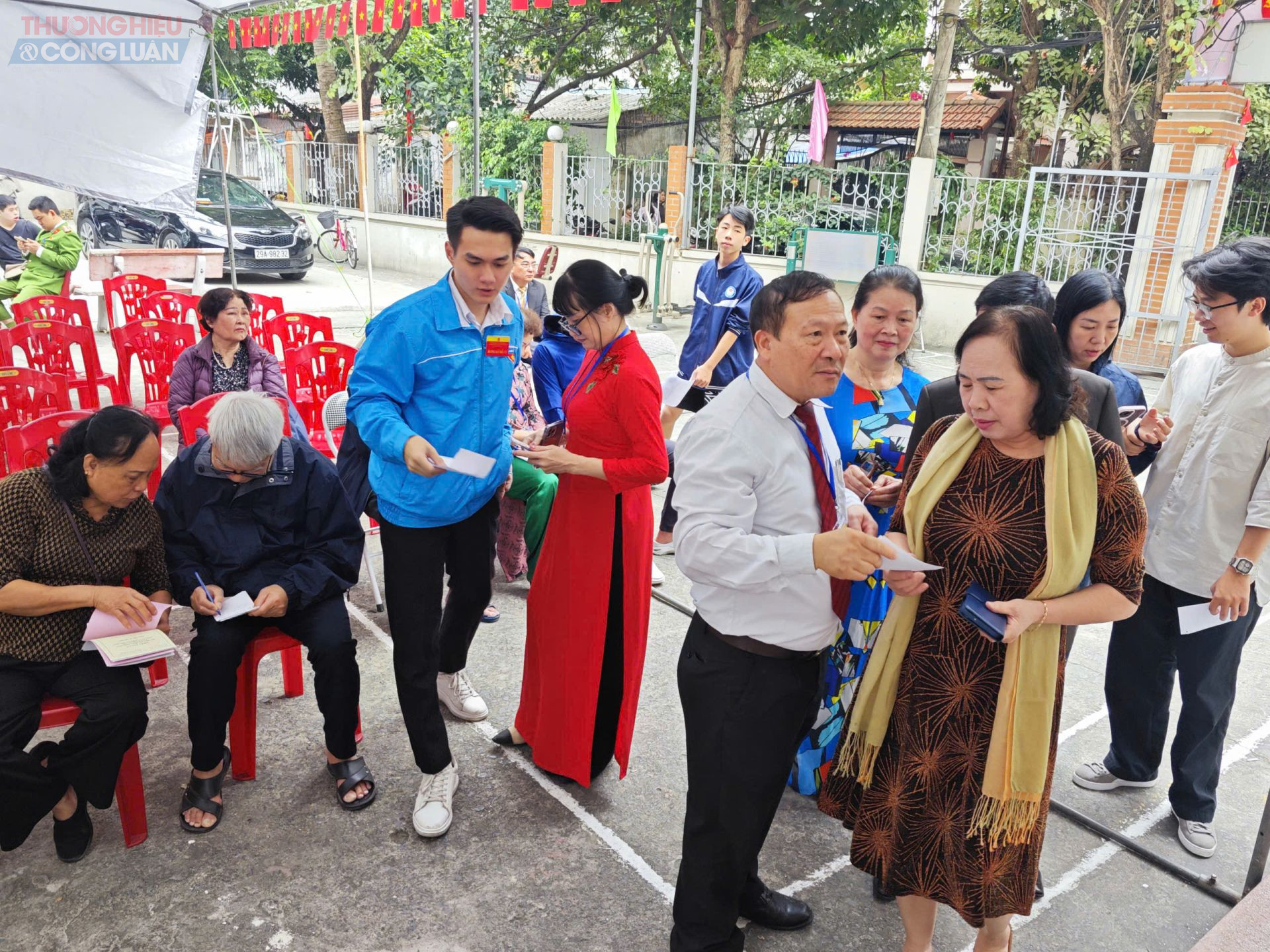 Khu vực bầu cử với sự tham gia đông đảo của cử tri. Ngày bầu cử trở thành sự kiện chính trị quan trọng của địa phương. Khu vực bầu cử với sự tham gia đông đảo của cử tri. Ngày bầu cử trở thành sự kiện chính trị quan trọng của địa phương.