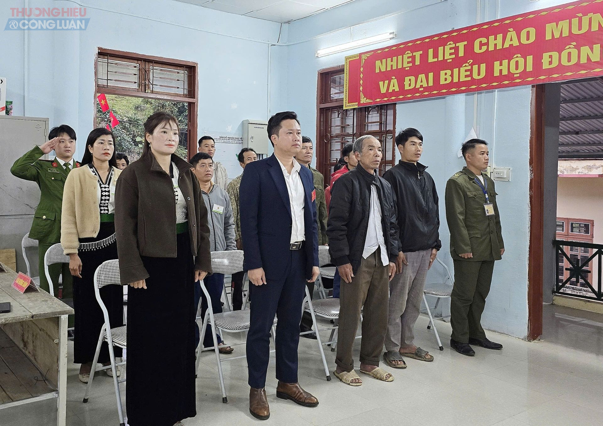 Cử tri bản Lò Củ, xã Mường Chiên (Sơn La) tham dự lễ chào cờ trong phiên khai mạc bầu cử sáng 15/3. Cử tri bản Lò Củ, xã Mường Chiên (Sơn La) tham dự lễ chào cờ trong phiên khai mạc bầu cử sáng 15/3.