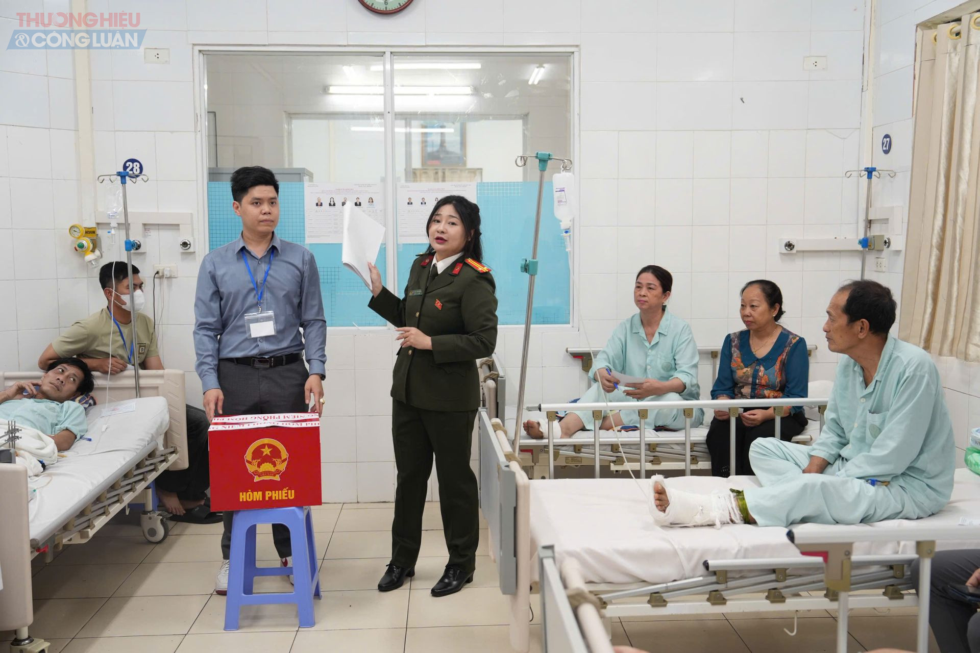 Tổ bầu cử phường Kim Liên mang hòm phiếu lưu động tới tận phòng bệnh tại Bệnh viện Bạch Mai sáng 15/3 để hướng dẫn bệnh nhân thực hiện quyền bầu cử. Ảnh: BVCC Tổ bầu cử phường Kim Liên mang hòm phiếu lưu động tới tận phòng bệnh tại Bệnh viện Bạch Mai sáng 15/3 để hướng dẫn bệnh nhân thực hiện quyền bầu cử. Ảnh: BVCC