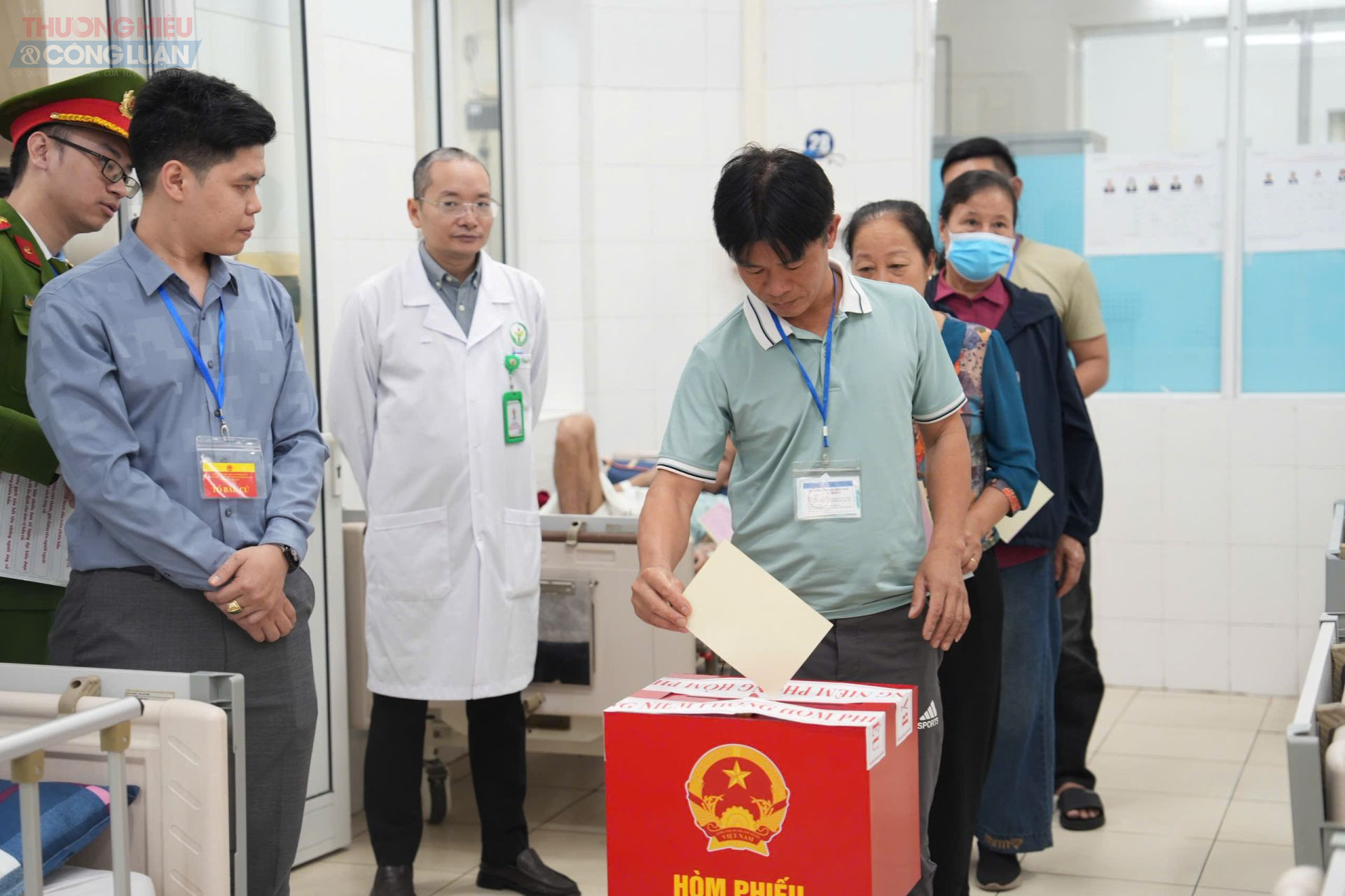 Cử tri là bệnh nhân và người nhà bệnh nhân tham gia bỏ phiếu tại điểm bầu cử lưu động được tổ chức trong khu điều trị của Bệnh viện Bạch Mai. Cử tri là bệnh nhân và người nhà bệnh nhân tham gia bỏ phiếu tại điểm bầu cử lưu động được tổ chức trong khu điều trị của Bệnh viện Bạch Mai.