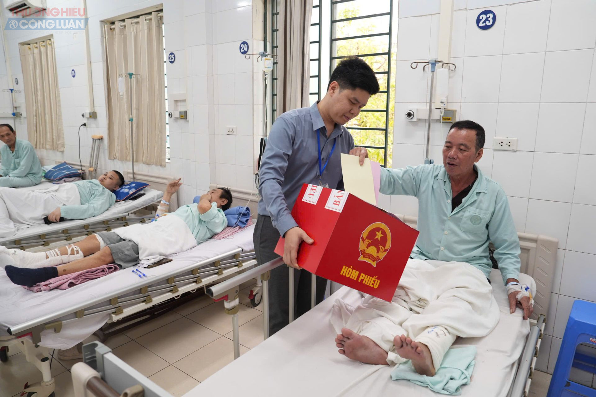 Hòm phiếu lưu động được đưa tới tận phòng bệnh để các bệnh nhân có thể tham gia bỏ phiếu