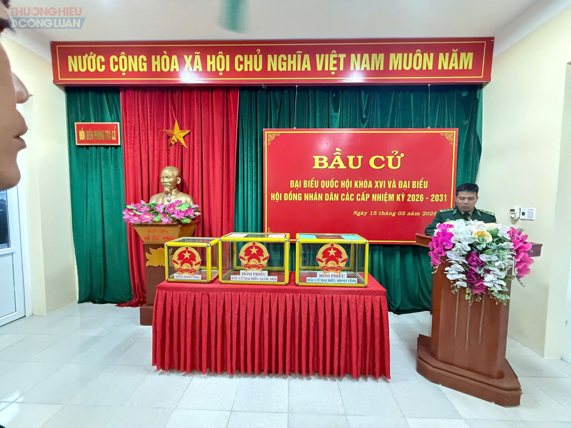 Đại diện tổ bầu cử c&ocirc;ng bố chương tr&igrave;nh v&agrave; điều h&agrave;nh lễ khai mạc bầu cử tại khu vực bỏ phiếu số 30 &ndash; Đồn Bi&ecirc;n ph&ograve;ng Tr&agrave; Cổ.