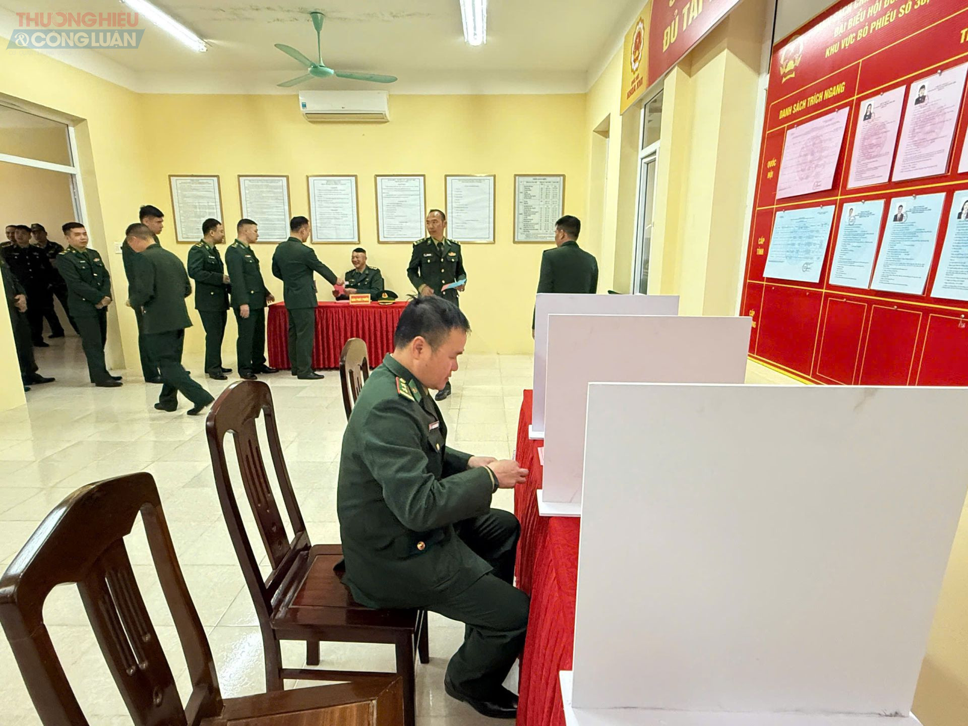 C&aacute;n bộ, chiến sĩ Đồn Bi&ecirc;n ph&ograve;ng Tr&agrave; Cổ nghi&ecirc;n cứu danh s&aacute;ch ứng cử vi&ecirc;n trước khi thực hiện bỏ phiếu.