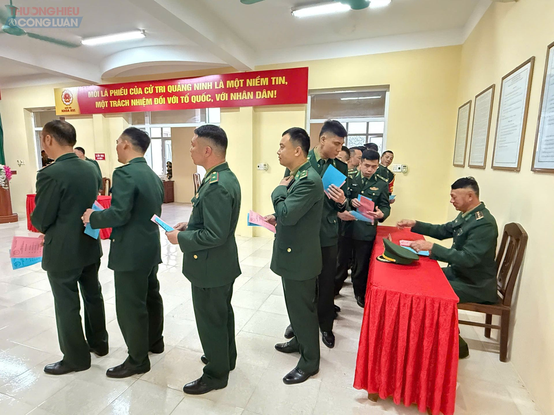 C&aacute;n bộ, chiến sĩ Đồn Bi&ecirc;n ph&ograve;ng Tr&agrave; Cổ xếp h&agrave;ng nhận phiếu bầu, thực hiện quyền v&agrave; nghĩa vụ c&ocirc;ng d&acirc;n trong ng&agrave;y bầu cử.