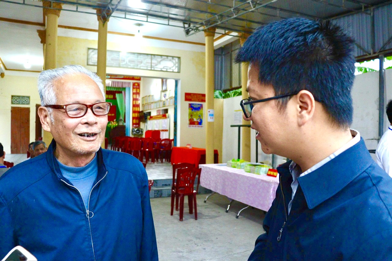 Ông Đàm Công Sự 81 tuổi, một cử tri lâu năm tại địa phương chia sẻ cùng phóng viên. Ông Đàm Công Sự 81 tuổi, một cử tri lâu năm tại địa phương chia sẻ cùng phóng viên.