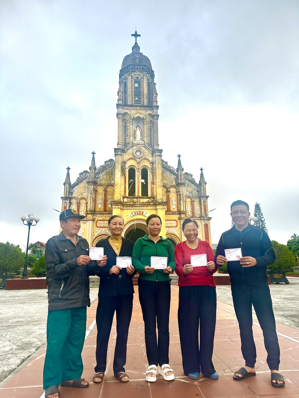 Giáo dân hào hứng cầm phiếu đi bầu cử. Giáo dân hào hứng cầm phiếu đi bầu cử.